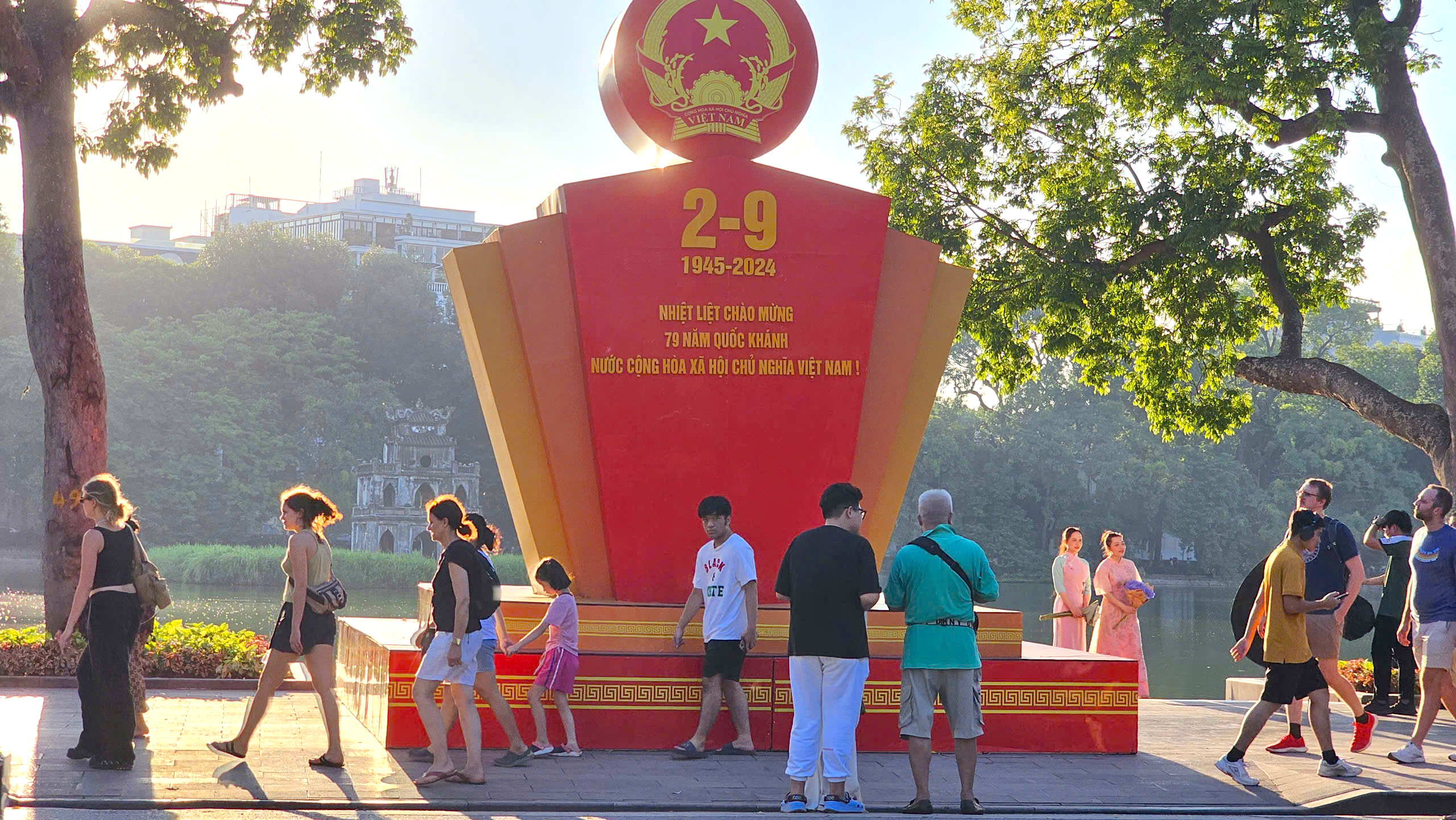 Đường phố H&agrave; Nội trang ho&agrave;ng rực rỡ mừng Quốc kh&aacute;nh 2/9- Ảnh 9.