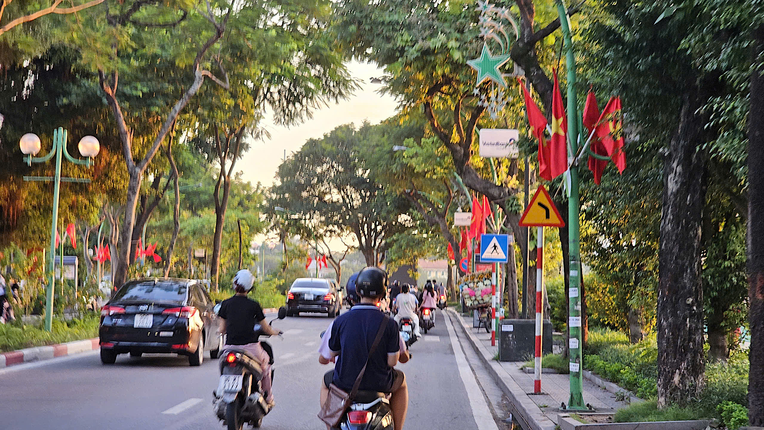 Đường phố H&agrave; Nội trang ho&agrave;ng rực rỡ mừng Quốc kh&aacute;nh 2/9- Ảnh 7.