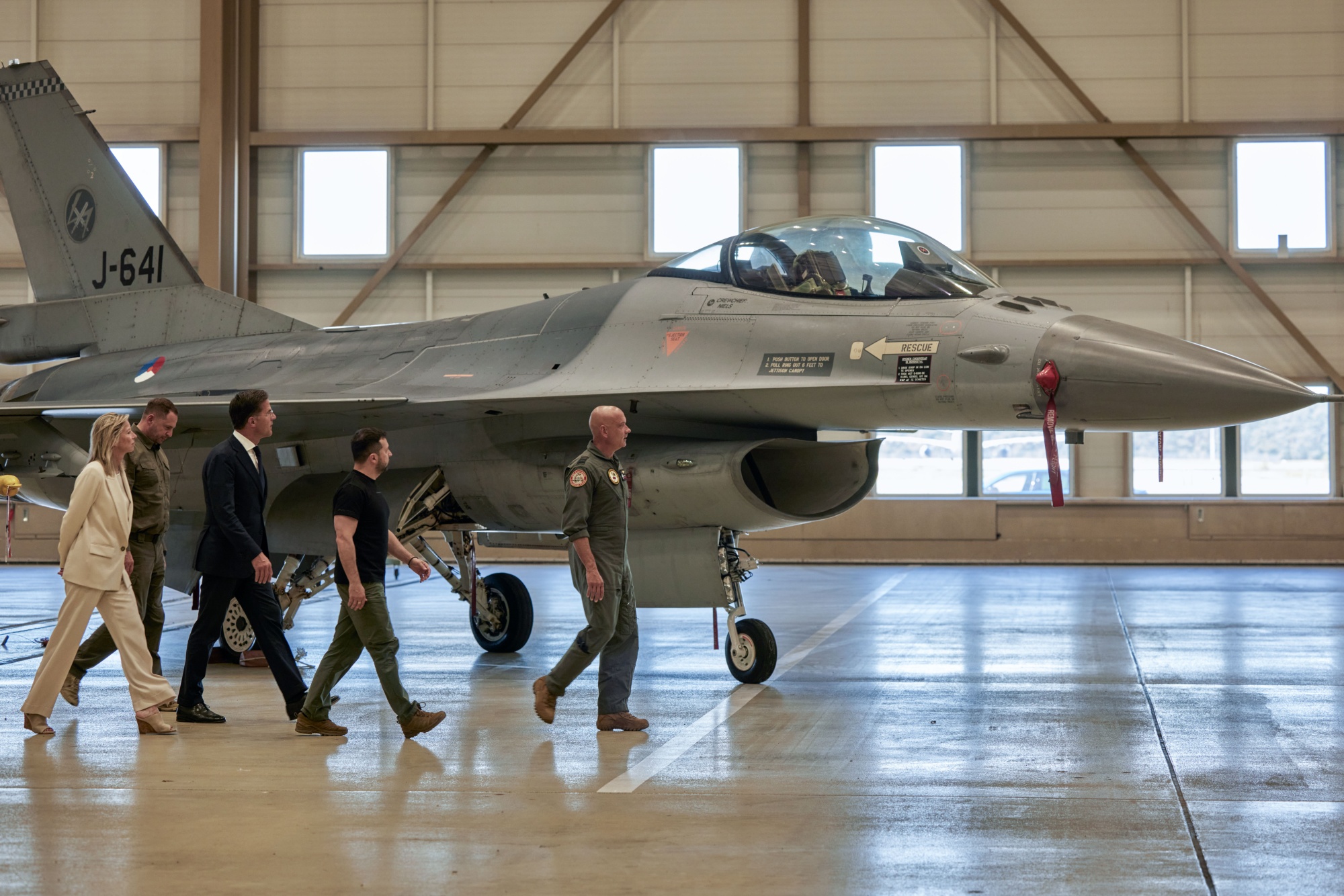 Tổng thống Ukraine tuy&ecirc;n bố đ&atilde; nhận ti&ecirc;m k&iacute;ch F-16, kỳ vọng lật ngược xung đột với Nga- Ảnh 1.