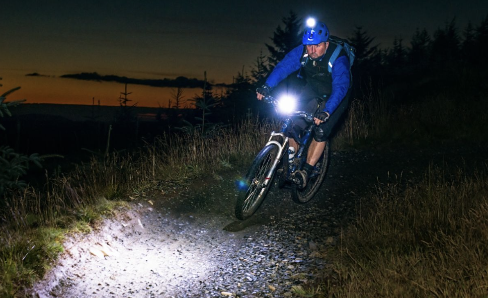 Nghi&ecirc;n cứu quy định xe đạp phải c&oacute; đ&egrave;n chiếu s&aacute;ng, tấm phản quang- Ảnh 1.