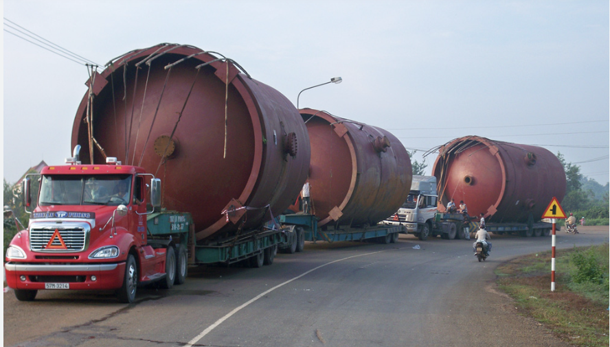 Vận chuyển h&agrave;ng si&ecirc;u trường, si&ecirc;u trọng phải c&oacute; người cảnh b&aacute;o, hỗ trợ l&aacute;i xe?- Ảnh 1.