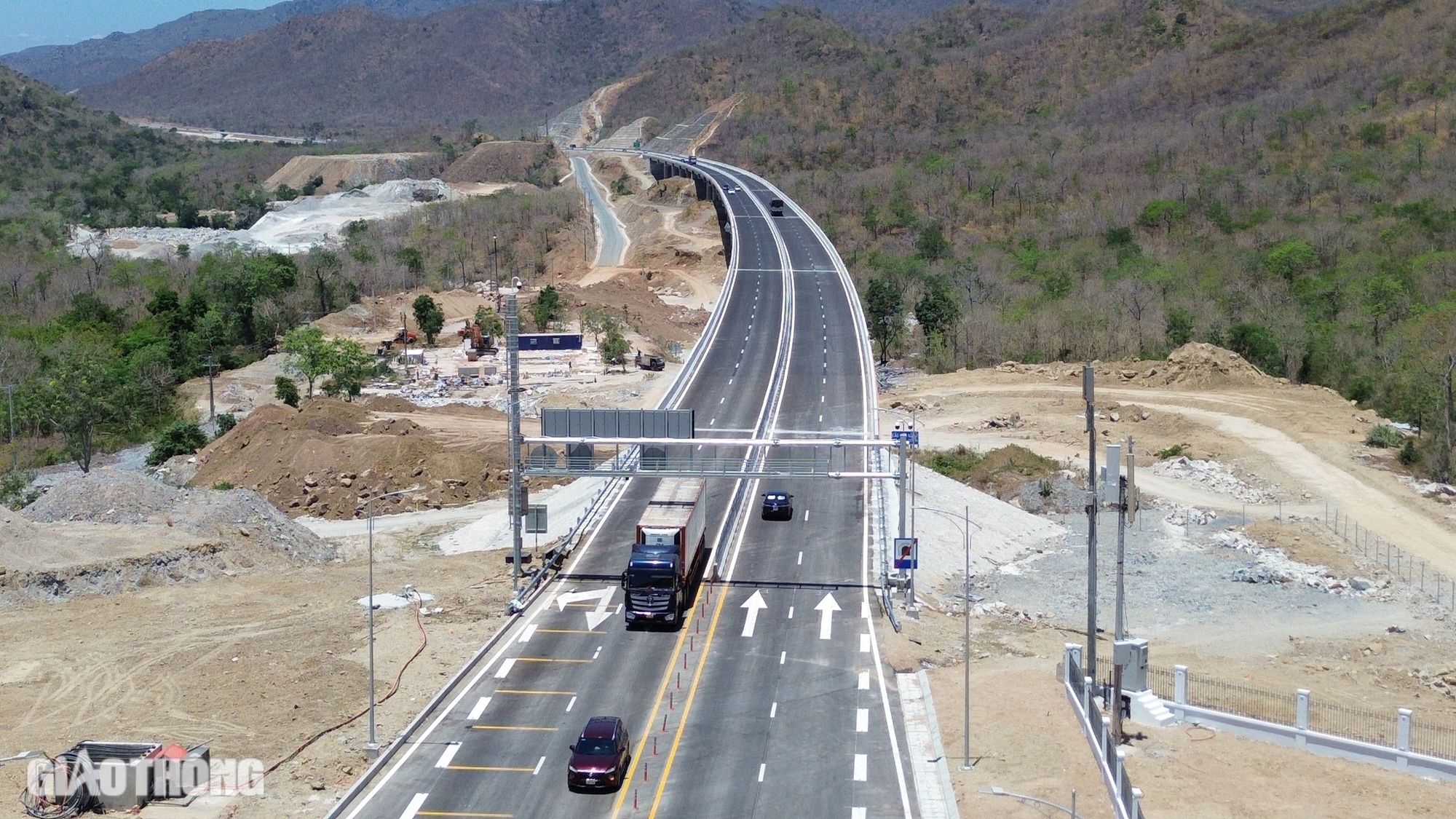 Xử phạt t&agrave;i xế kh&ocirc;ng bằng l&aacute;i, chạy ngược chiều tr&ecirc;n cao tốc Cam L&acirc;m - Vĩnh Hảo- Ảnh 2.