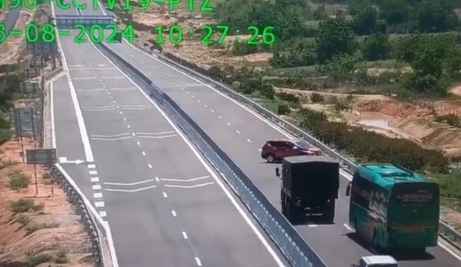 Xử phạt t&agrave;i xế kh&ocirc;ng bằng l&aacute;i, chạy ngược chiều tr&ecirc;n cao tốc Cam L&acirc;m - Vĩnh Hảo- Ảnh 1.