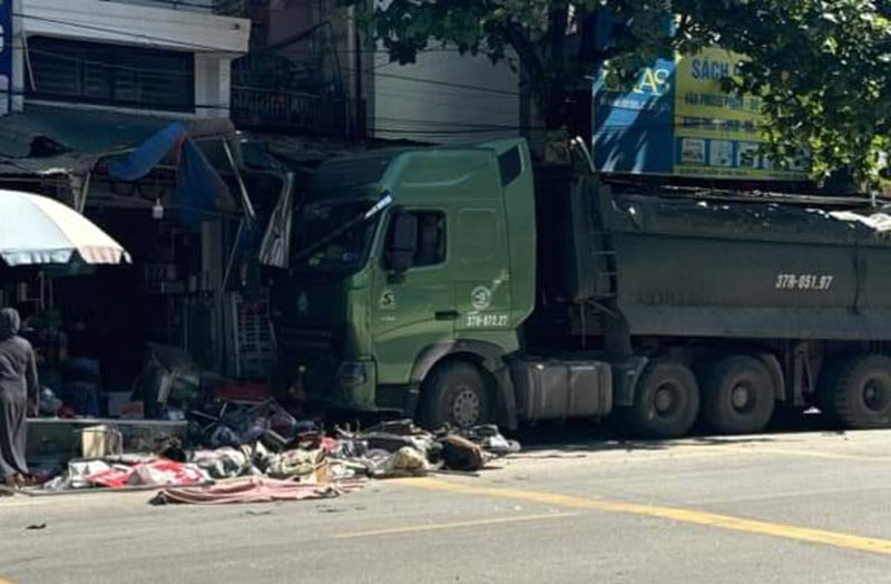 Xe đầu k&eacute;o sau khi va chạm với xe m&aacute;y đ&atilde; đ&acirc;m v&agrave;o cửa h&agrave;ng ven đường - Ảnh: Ho&agrave;ng Phạm.