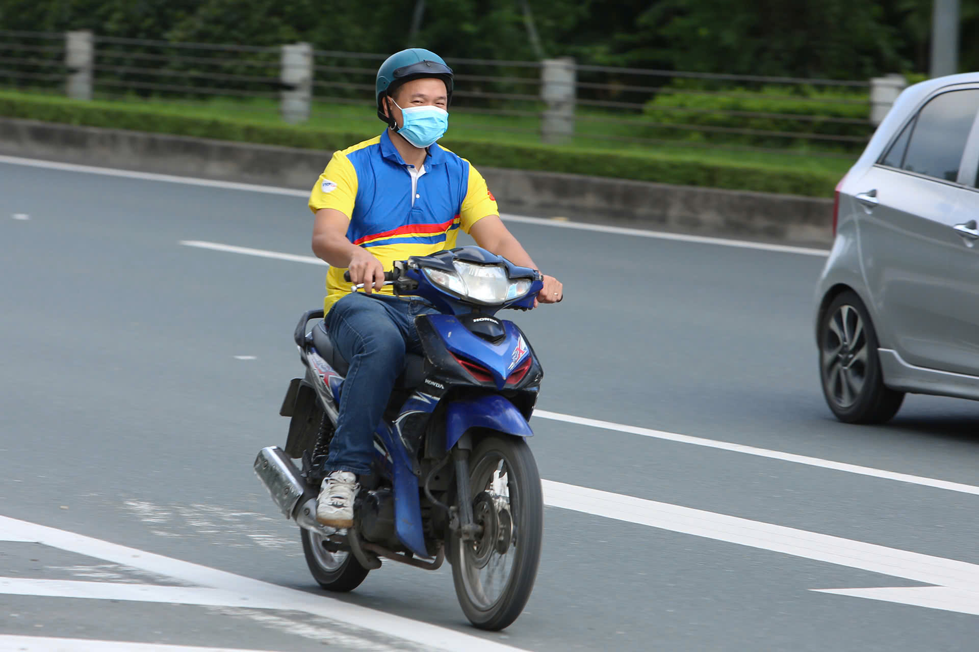 Nhiều xe m&aacute;y "lạc lối" tr&ecirc;n Đại lộ Thăng Long, tẩu tho&aacute;t bất th&agrave;nh khi gặp CSGT- Ảnh 5.