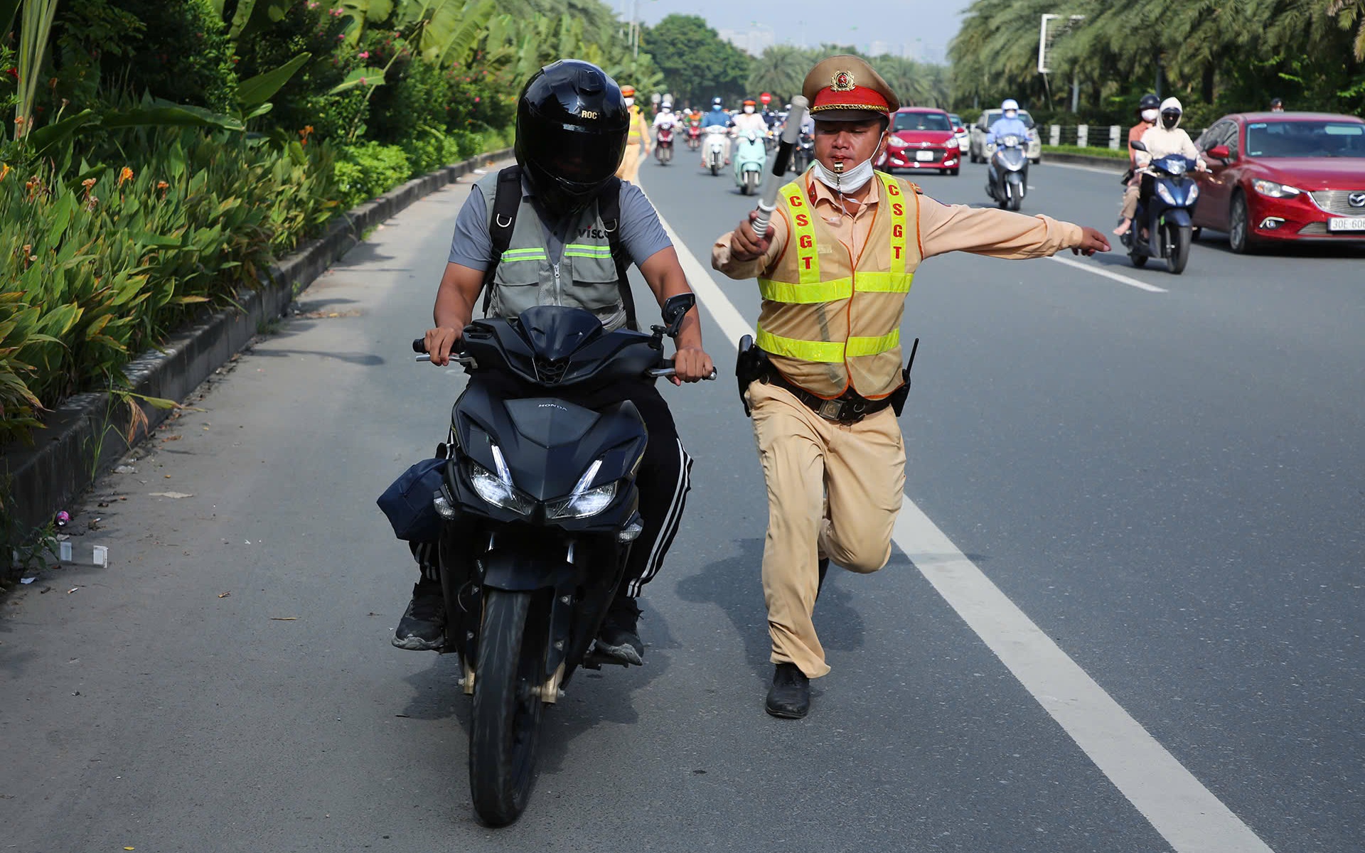 Nhiều xe m&aacute;y 'lạc lối' tr&ecirc;n Đại lộ Thăng Long, tẩu tho&aacute;t bất th&agrave;nh khi gặp CSGT