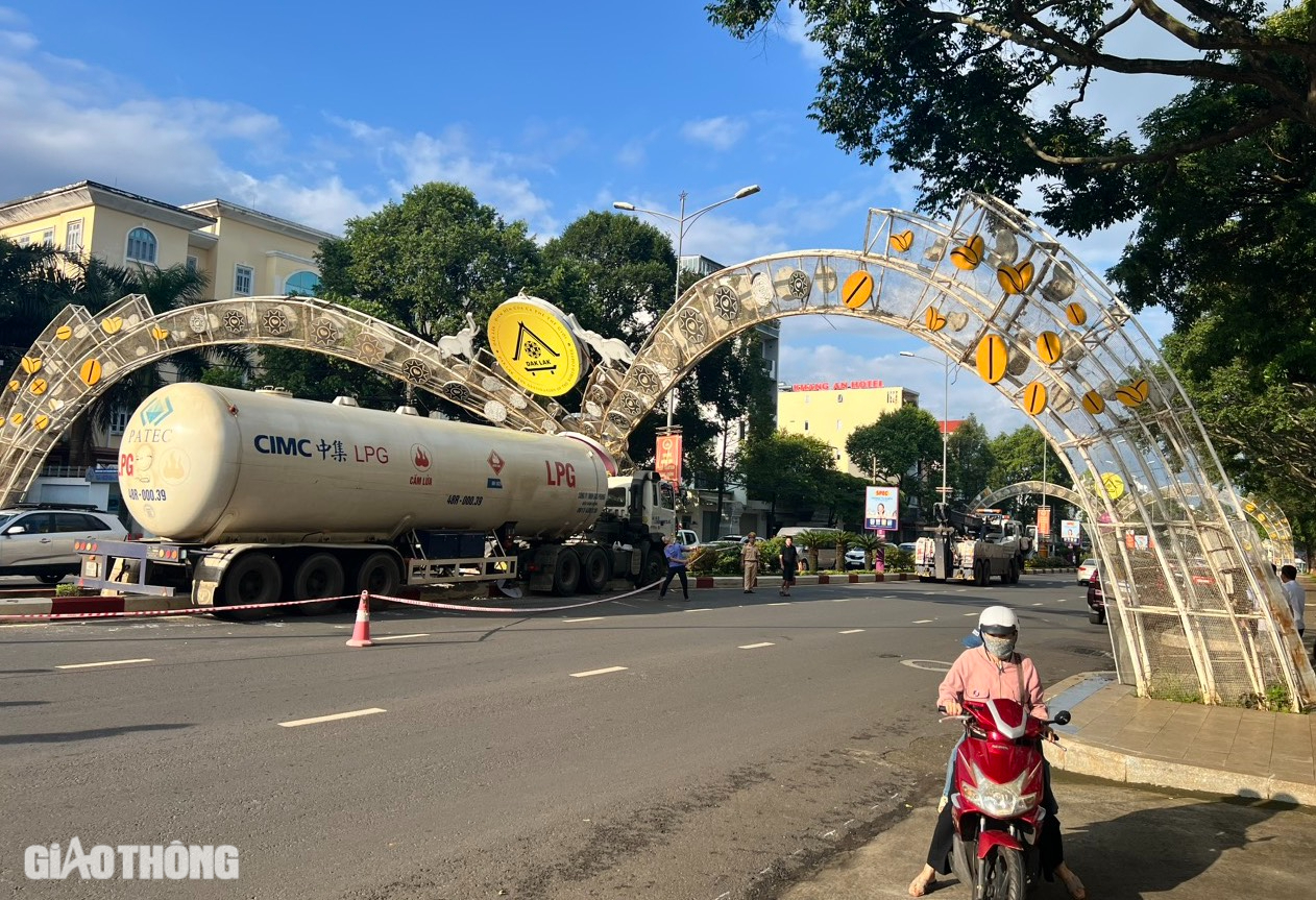 Xe chở khí gas mất lái tông sập cổng chào ở trung tâm TP Buôn Ma Thuột- Ảnh 2. Xe chở khí gas mất lái tông sập cổng chào ở trung tâm TP Buôn Ma Thuột- Ảnh 2.