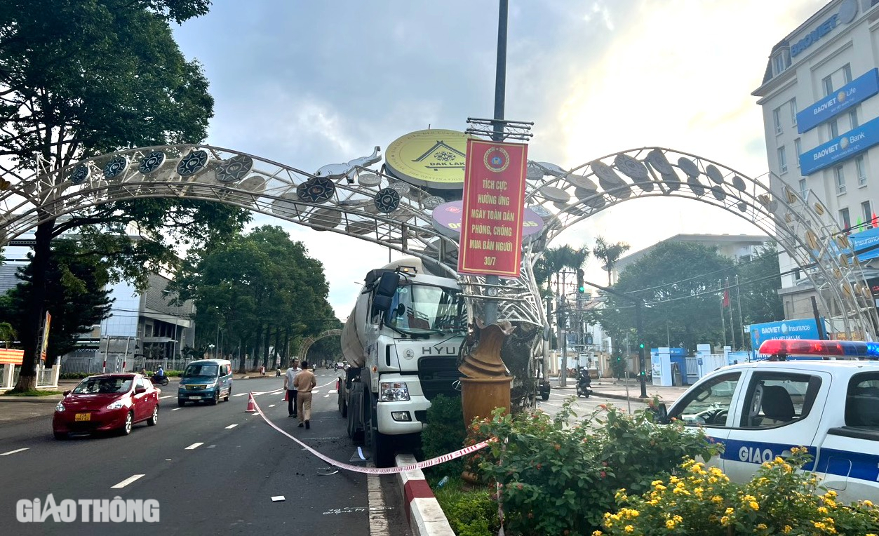 Xe chở khí gas mất lái tông sập cổng chào ở trung tâm TP Buôn Ma Thuột- Ảnh 1. Xe chở khí gas mất lái tông sập cổng chào ở trung tâm TP Buôn Ma Thuột- Ảnh 1.