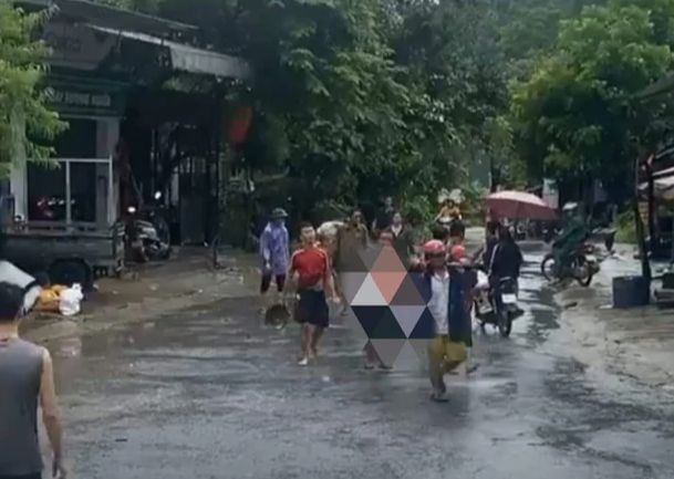 H&agrave; Giang: Mưa lớn, đất đ&aacute; sạt lở v&agrave;o nh&agrave; d&acirc;n khiến 1 người chết, 2 người bị thương- Ảnh 1.
