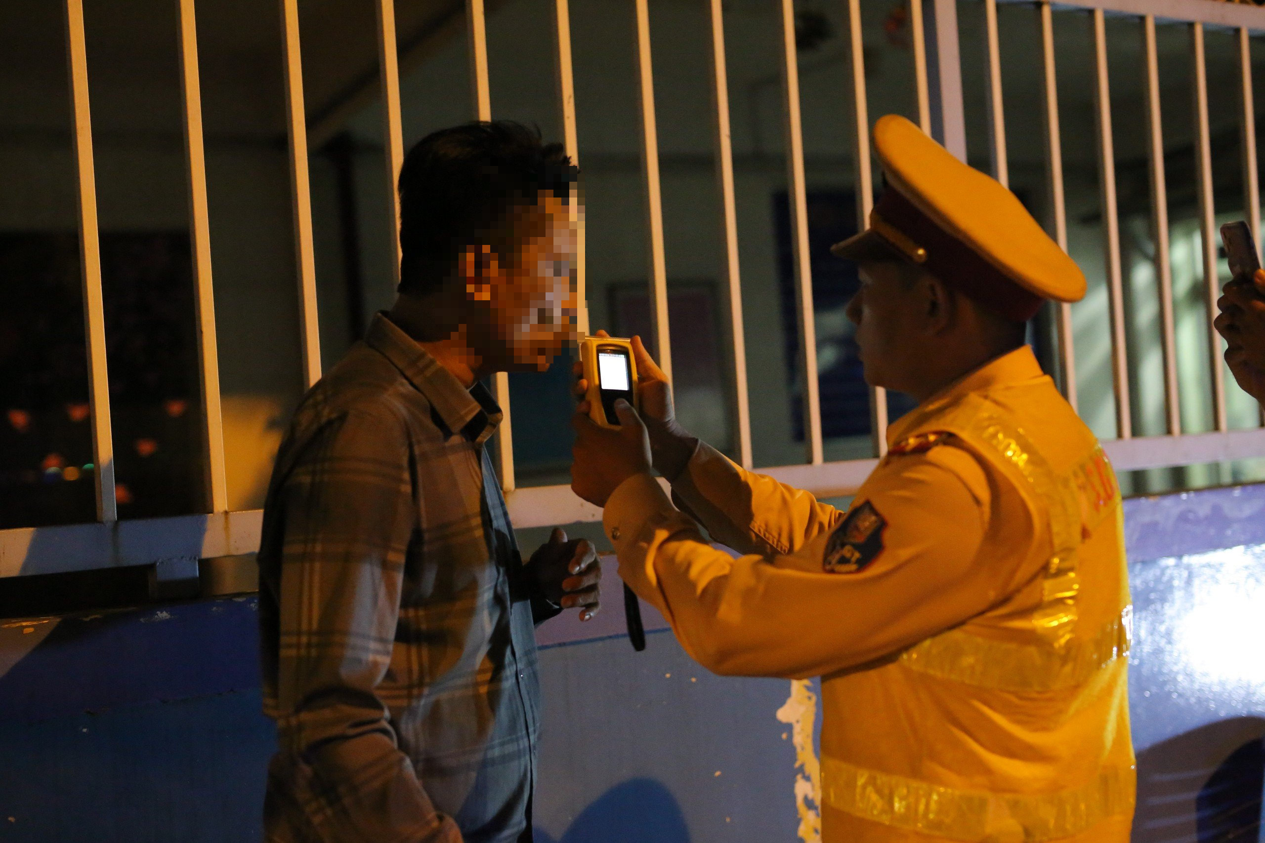 Bị phát hiện vi phạm nồng độ cồn, nam thanh niên tăng ga bỏ chạy- Ảnh 3. Bị phát hiện vi phạm nồng độ cồn, nam thanh niên tăng ga bỏ chạy- Ảnh 3.