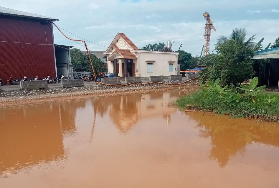 Hải Ph&ograve;ng: K&ecirc;nh Cẩm Văn II đổi m&agrave;u lạ, ch&iacute;nh quyền v&agrave;o cuộc- Ảnh 1.