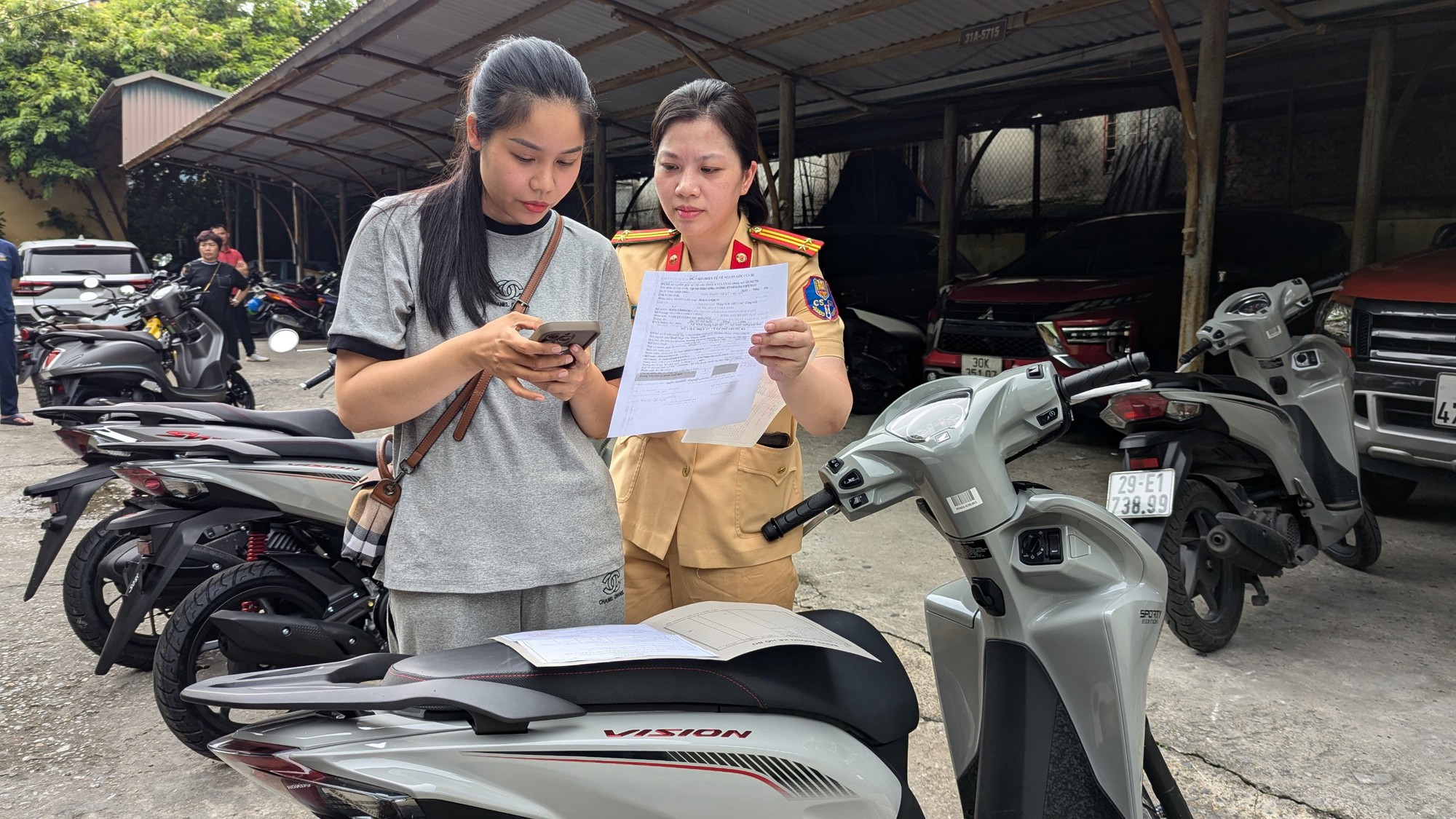 Nhiều người vẫn lạ lẫm đăng k&yacute; xe qua mạng- Ảnh 1.