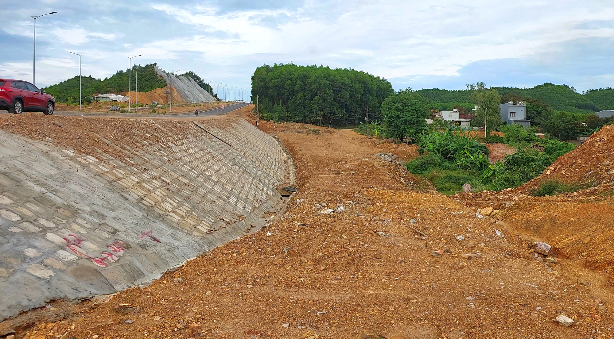 Đ&agrave; Nẵng:&nbsp;Đường gom dự &aacute;n 1.500 tỷ l&agrave;m chậm, d&acirc;n phải đi v&ograve;ng 3km- Ảnh 2.