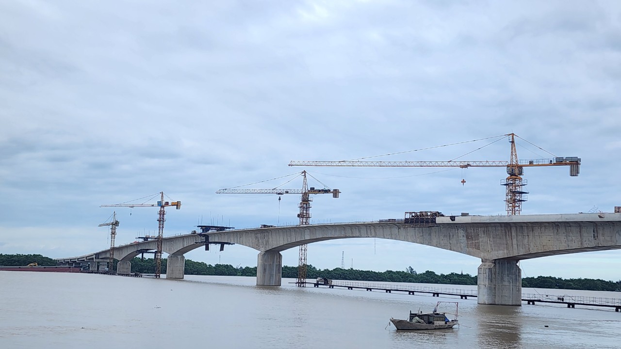 Cầu gần 1.000 tỷ vượt s&ocirc;ng Hồng nối Th&aacute;i B&igrave;nh - Nam Định chuẩn bị hợp long- Ảnh 3.