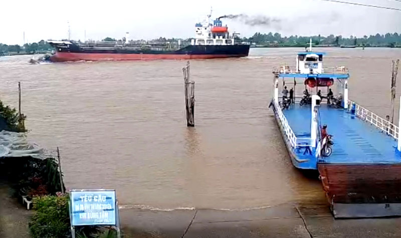 T&agrave;u chở h&agrave;ng h&oacute;a tải trọng lớn va chạm giao th&ocirc;ng với đ&ograve; đưa kh&aacute;ch qua s&ocirc;ng.