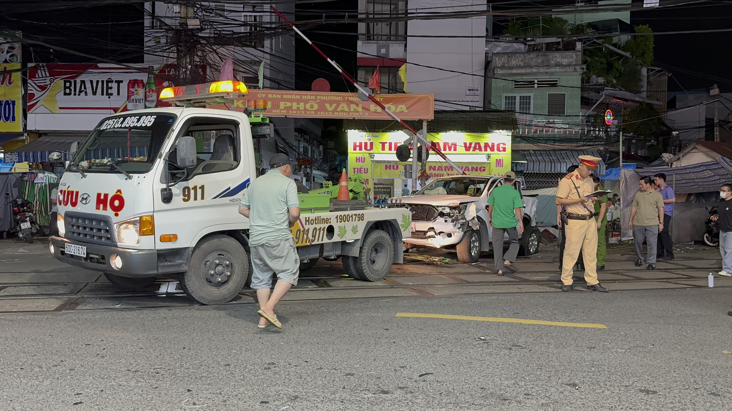Khởi tố vụ tai nạn giữa xe b&aacute;n tải v&agrave; t&agrave;u hỏa khiến 2 người tử vong- Ảnh 3.
