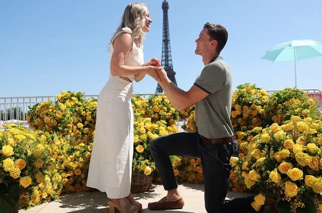 Vừa gi&agrave;nh HCV Olympic, VĐV Mỹ đ&atilde; khiến tất cả trầm trồ với m&agrave;n cầu h&ocirc;n si&ecirc;u l&atilde;ng mạn- Ảnh 1.