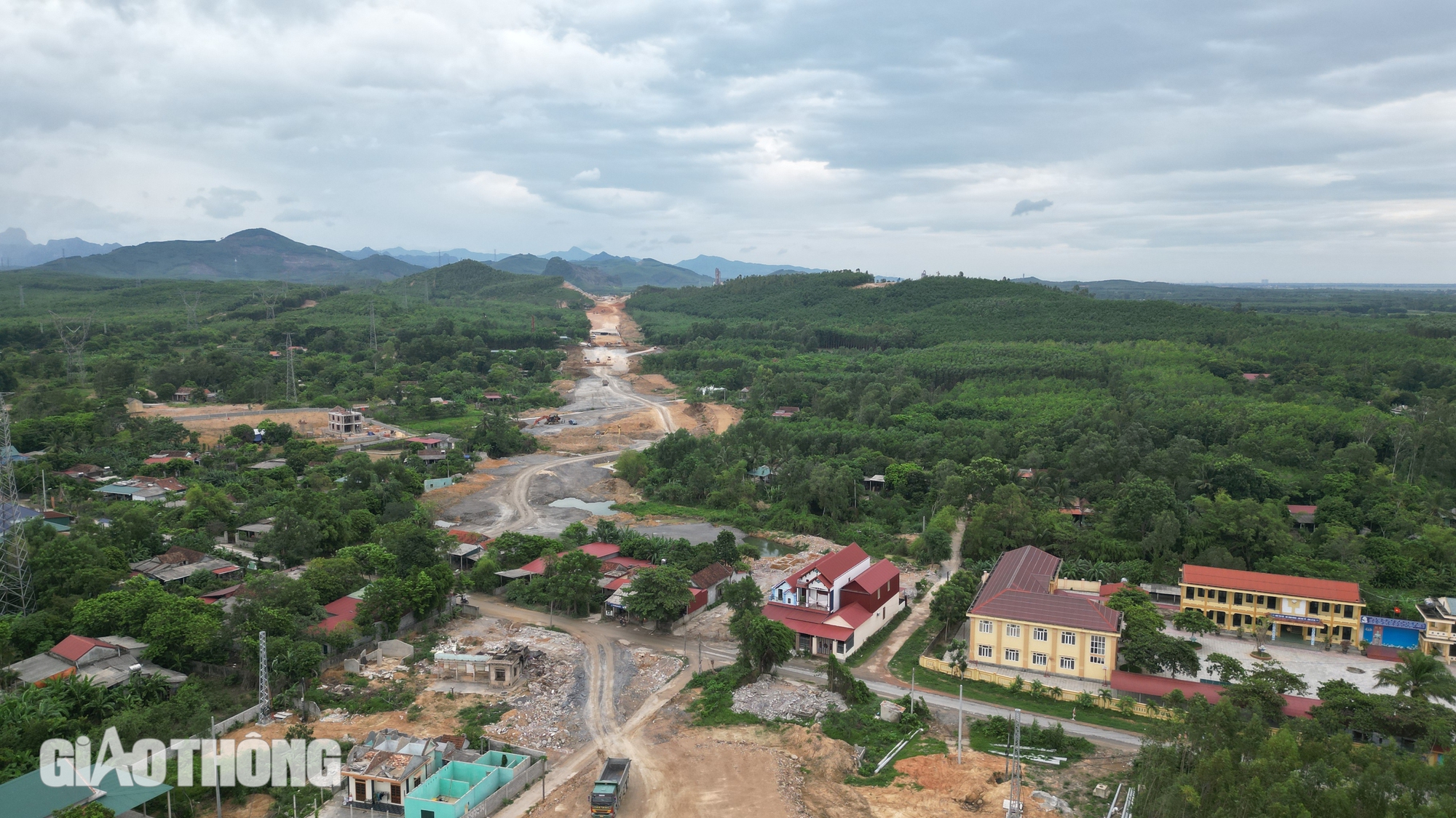 Cao tốc Bắc - Nam qua Quảng B&igrave;nh: Nơi vui vẻ hiến đất, chỗ &aacute;n ngữ mặt bằng- Ảnh 3.