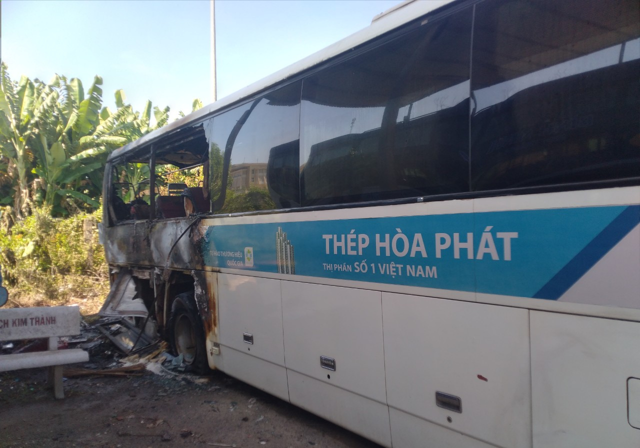 L&agrave;m r&otilde; nghi vấn đốt r&aacute;c vệ sinh bến xe l&agrave;m ch&aacute;y &ocirc; t&ocirc; đưa đ&oacute;n c&ocirc;ng nh&acirc;n- Ảnh 1.