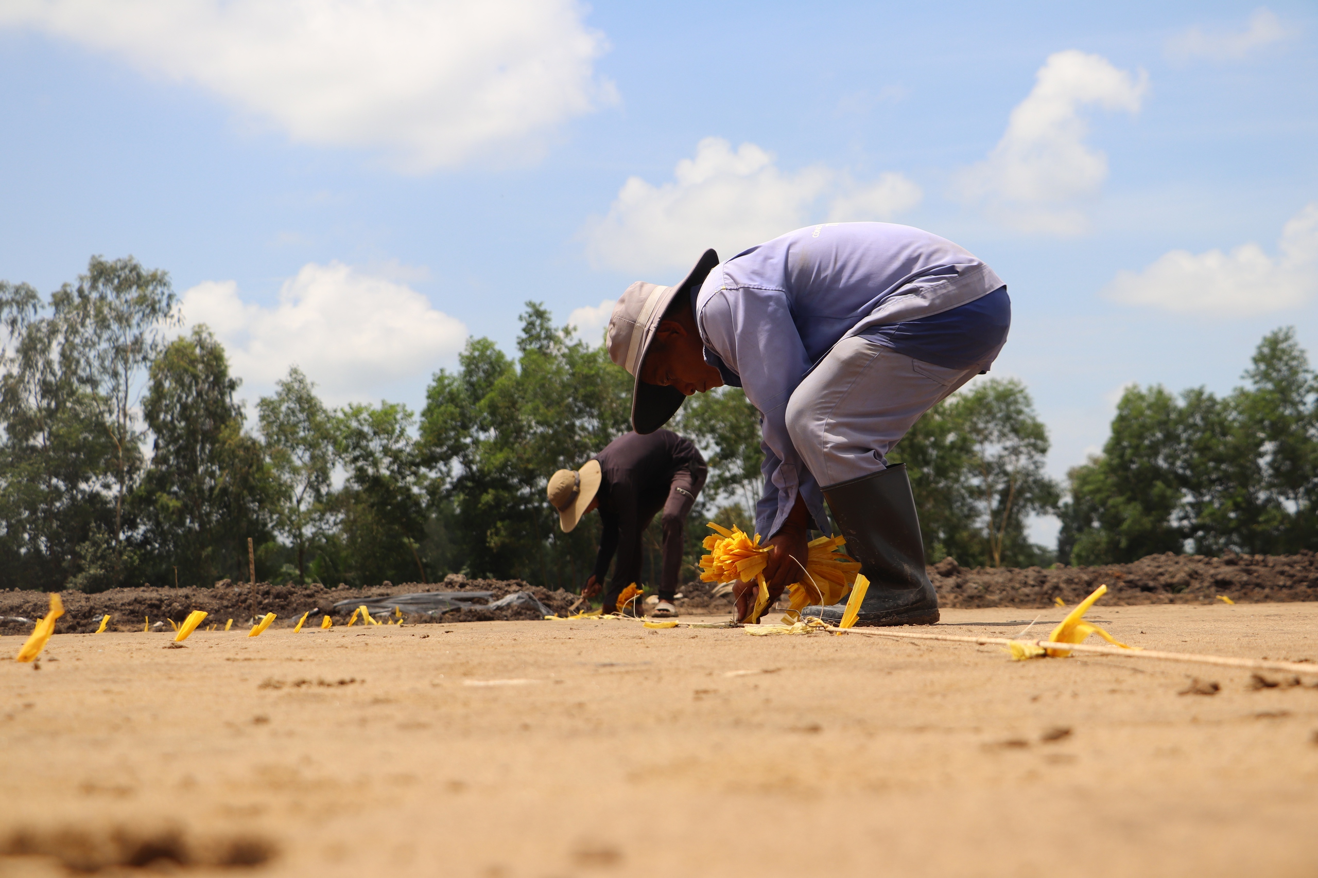 Vượt mưa, đua tiến độ trên công trường cao tốc Cần Thơ - Cà Mau- Ảnh 2. Vượt mưa, đua tiến độ trên công trường cao tốc Cần Thơ - Cà Mau- Ảnh 2.