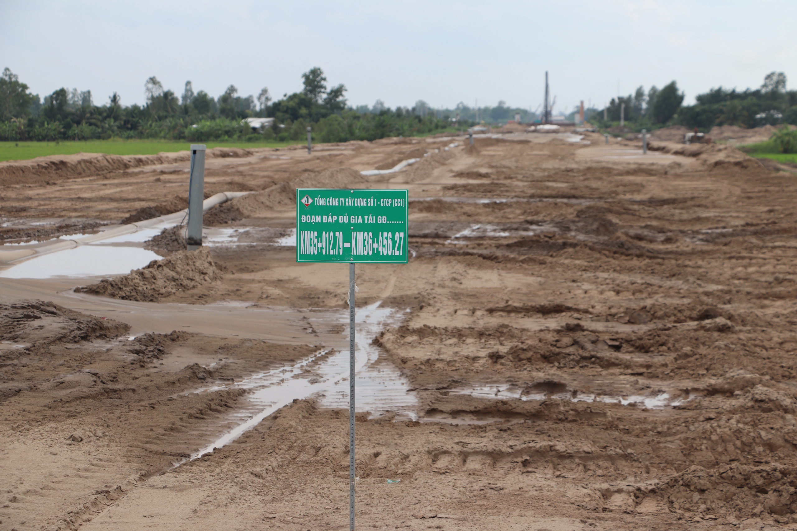 Vượt mưa, đua tiến độ trên công trường cao tốc Cần Thơ - Cà Mau- Ảnh 5. Vượt mưa, đua tiến độ trên công trường cao tốc Cần Thơ - Cà Mau- Ảnh 5.