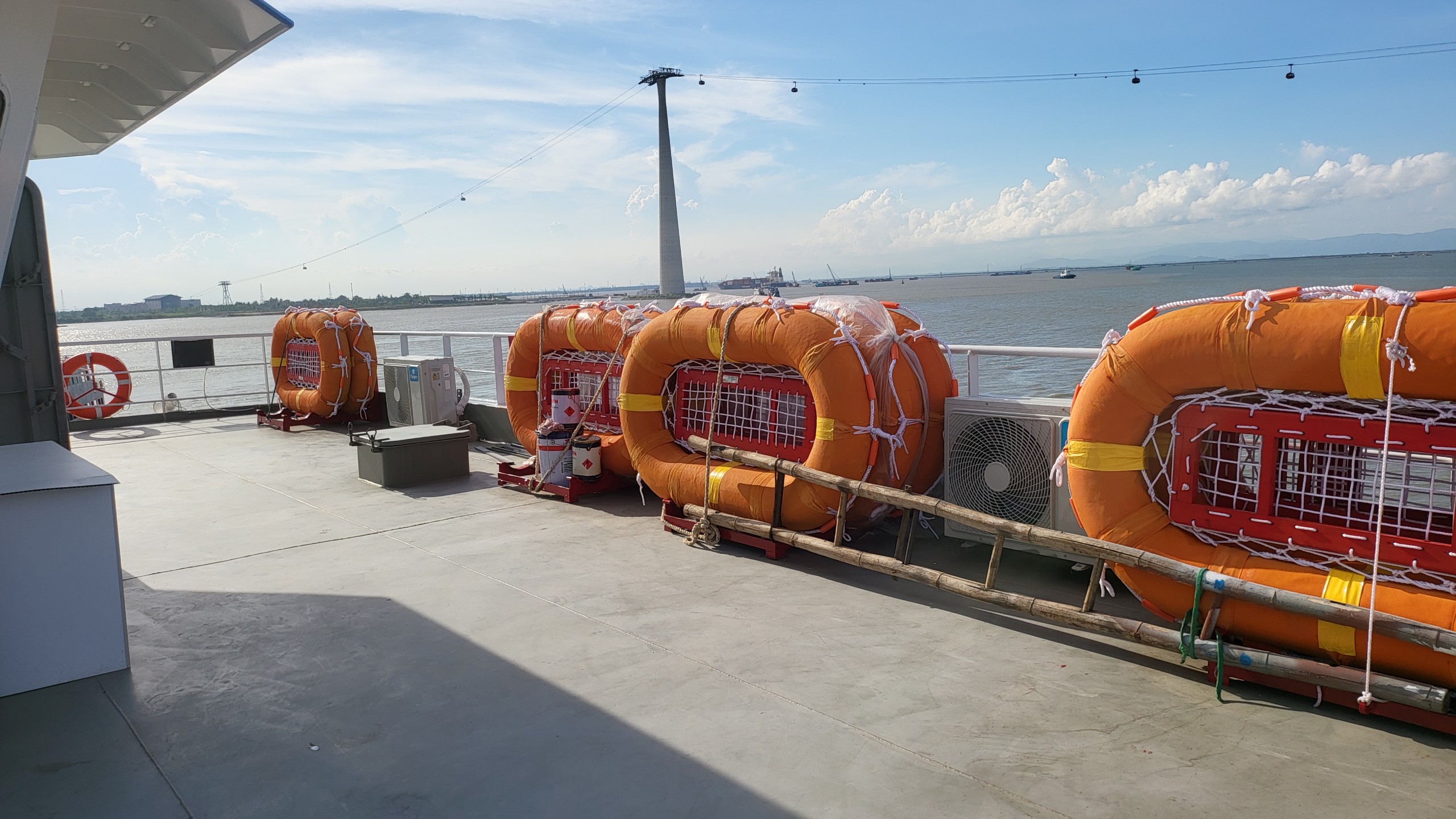 Cận cảnh ph&agrave; hiện đại 200 tấn đưa đ&oacute;n kh&aacute;ch ra đảo C&aacute;t B&agrave;- Ảnh 3.