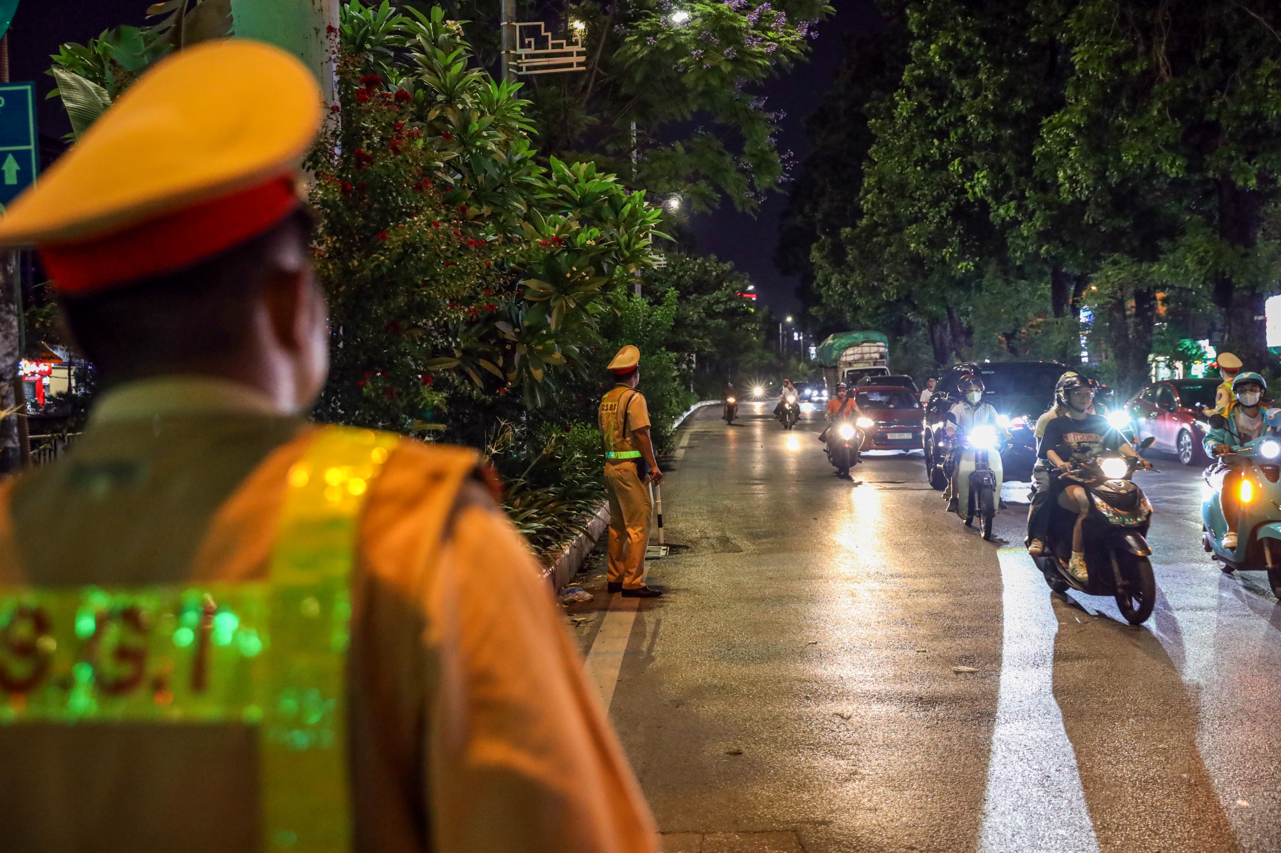 CSGT đo nồng độ cồn về đ&ecirc;m, h&agrave;ng loạt t&agrave;i xế xe m&aacute;y d&iacute;nh phạt- Ảnh 1.