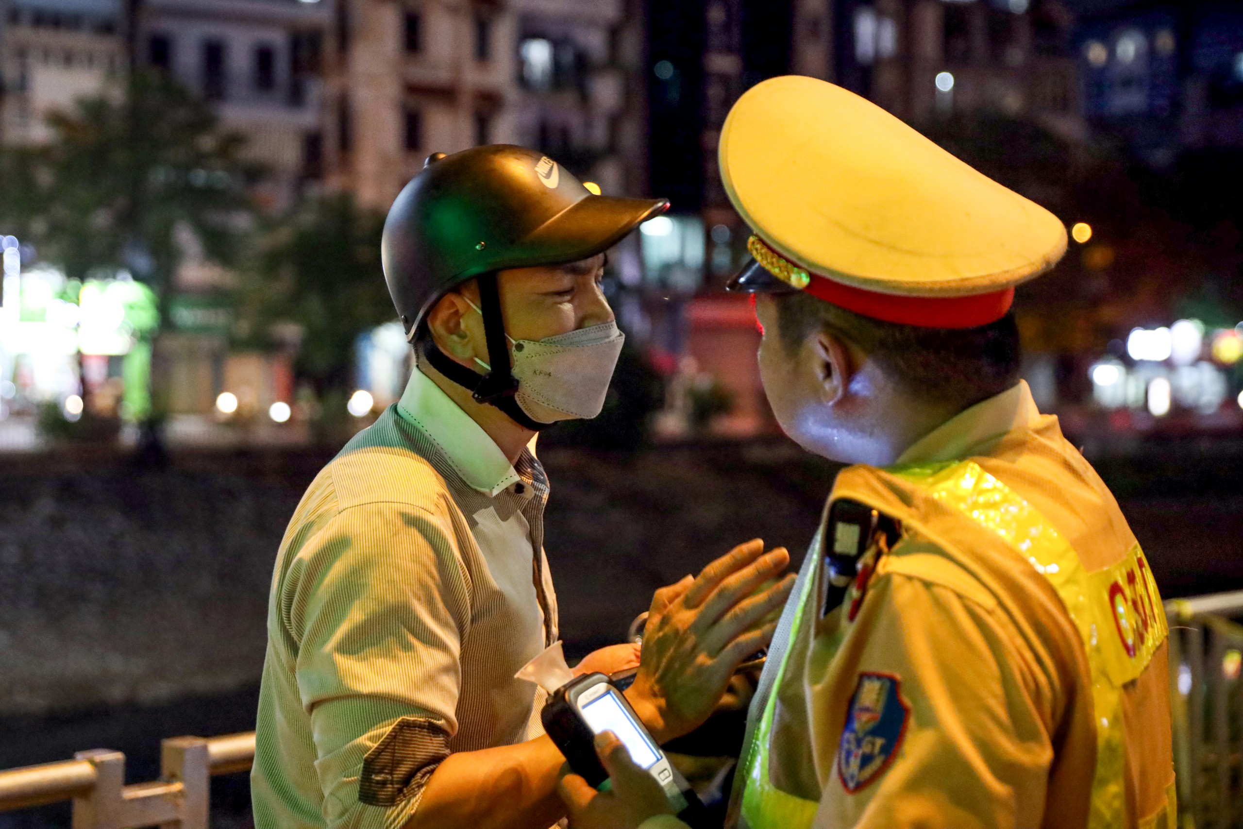 CSGT đo nồng độ cồn về đ&ecirc;m, h&agrave;ng loạt t&agrave;i xế xe m&aacute;y d&iacute;nh phạt- Ảnh 8.