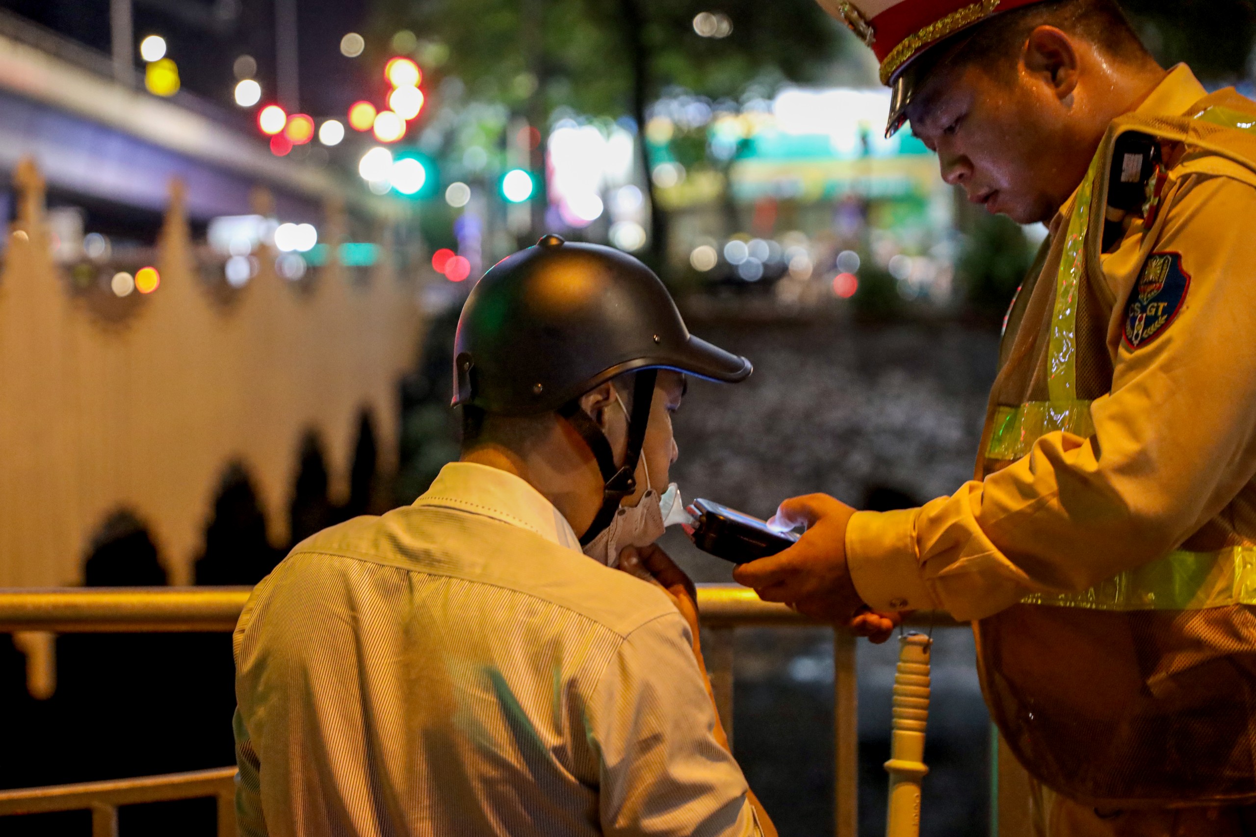 CSGT đo nồng độ cồn về đ&ecirc;m, h&agrave;ng loạt t&agrave;i xế xe m&aacute;y d&iacute;nh phạt- Ảnh 9.