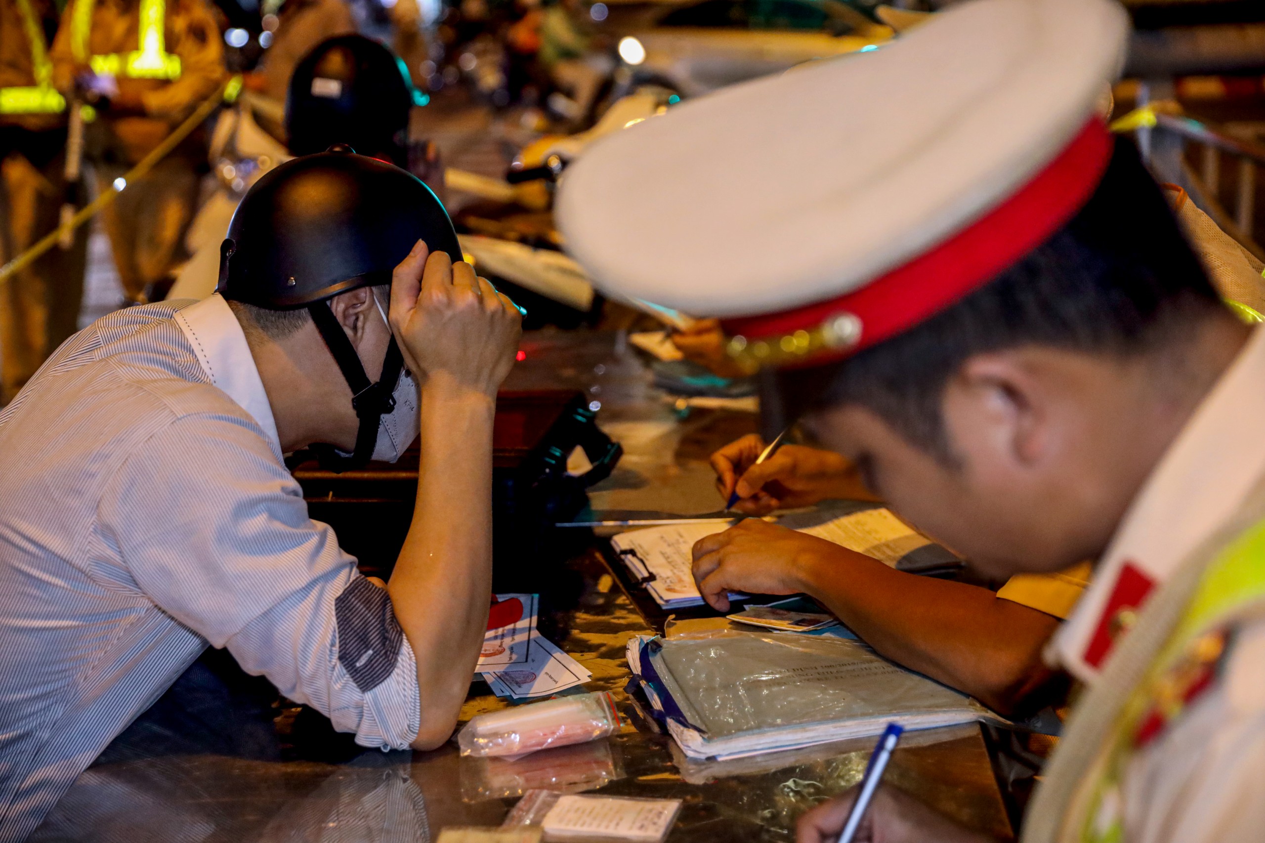 CSGT đo nồng độ cồn về đ&ecirc;m, h&agrave;ng loạt t&agrave;i xế xe m&aacute;y d&iacute;nh phạt- Ảnh 10.