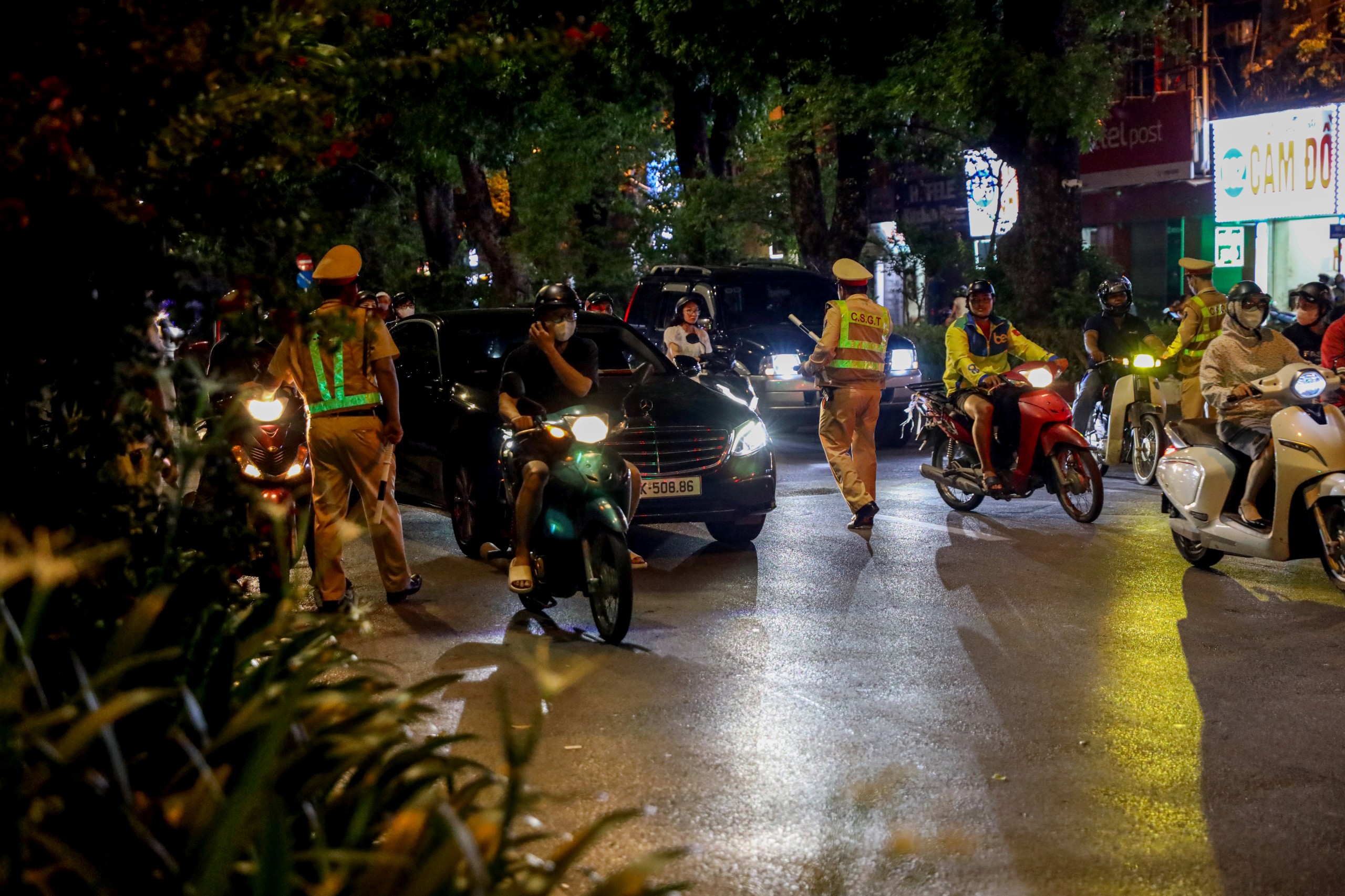 CSGT đo nồng độ cồn về đ&ecirc;m, h&agrave;ng loạt t&agrave;i xế xe m&aacute;y d&iacute;nh phạt- Ảnh 11.