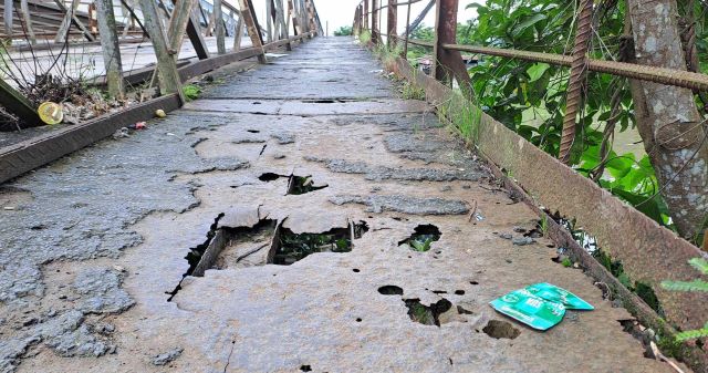 Người d&acirc;n bất an khi qua lại cầu sắt thủng lỗ chỗ- Ảnh 3.