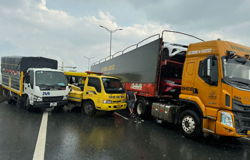 Hiện trường vụ tai nạn giao th&ocirc;ng li&ecirc;n ho&agrave;n giữa 5 &ocirc; t&ocirc; tr&ecirc;n đường V&agrave;nh đai 3 tr&ecirc;n cao.