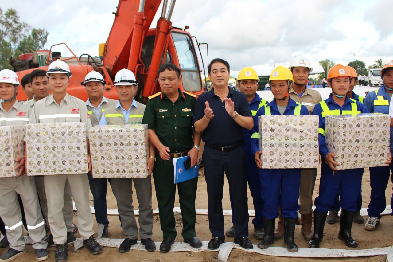 B&iacute; thư Hậu Giang ăn cơm c&ugrave;ng c&ocirc;ng nh&acirc;n tr&ecirc;n c&ocirc;ng trường cao tốc- Ảnh 1.