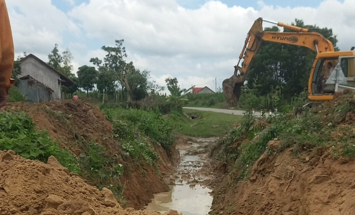 Khắc phục hư hỏng trên đường Hồ Chí Minh qua Bắc Tây Nguyên- Ảnh 1. Khắc phục hư hỏng trên đường Hồ Chí Minh qua Bắc Tây Nguyên- Ảnh 1.