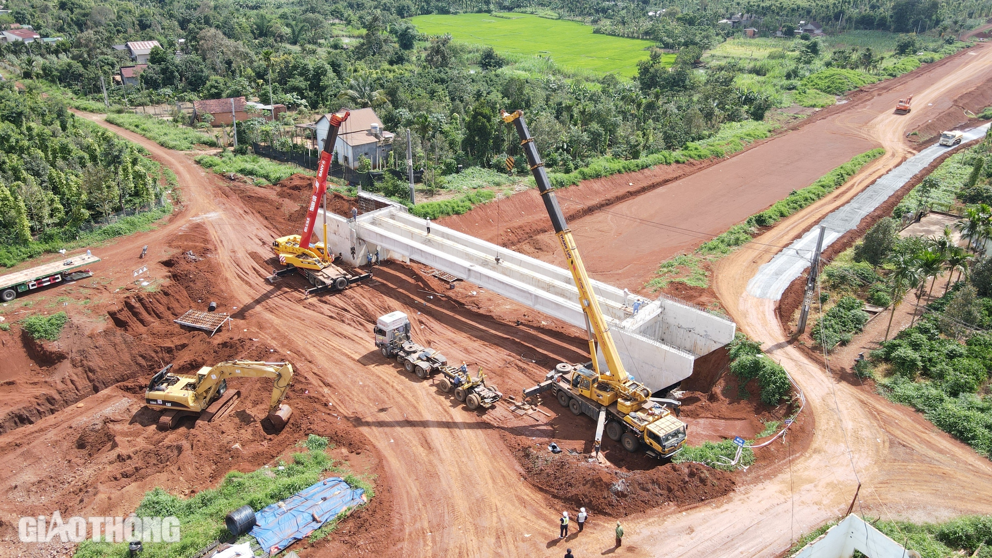 Tận thấy lao phiến dầm cầu đầu ti&ecirc;n tr&ecirc;n cao tốc Kh&aacute;nh H&ograve;a - Bu&ocirc;n Ma Thuột- Ảnh 1.