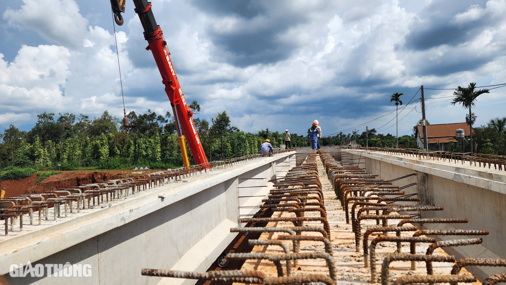 Tận thấy lao phiến dầm cầu đầu ti&ecirc;n tr&ecirc;n cao tốc Kh&aacute;nh H&ograve;a - Bu&ocirc;n Ma Thuột- Ảnh 9.