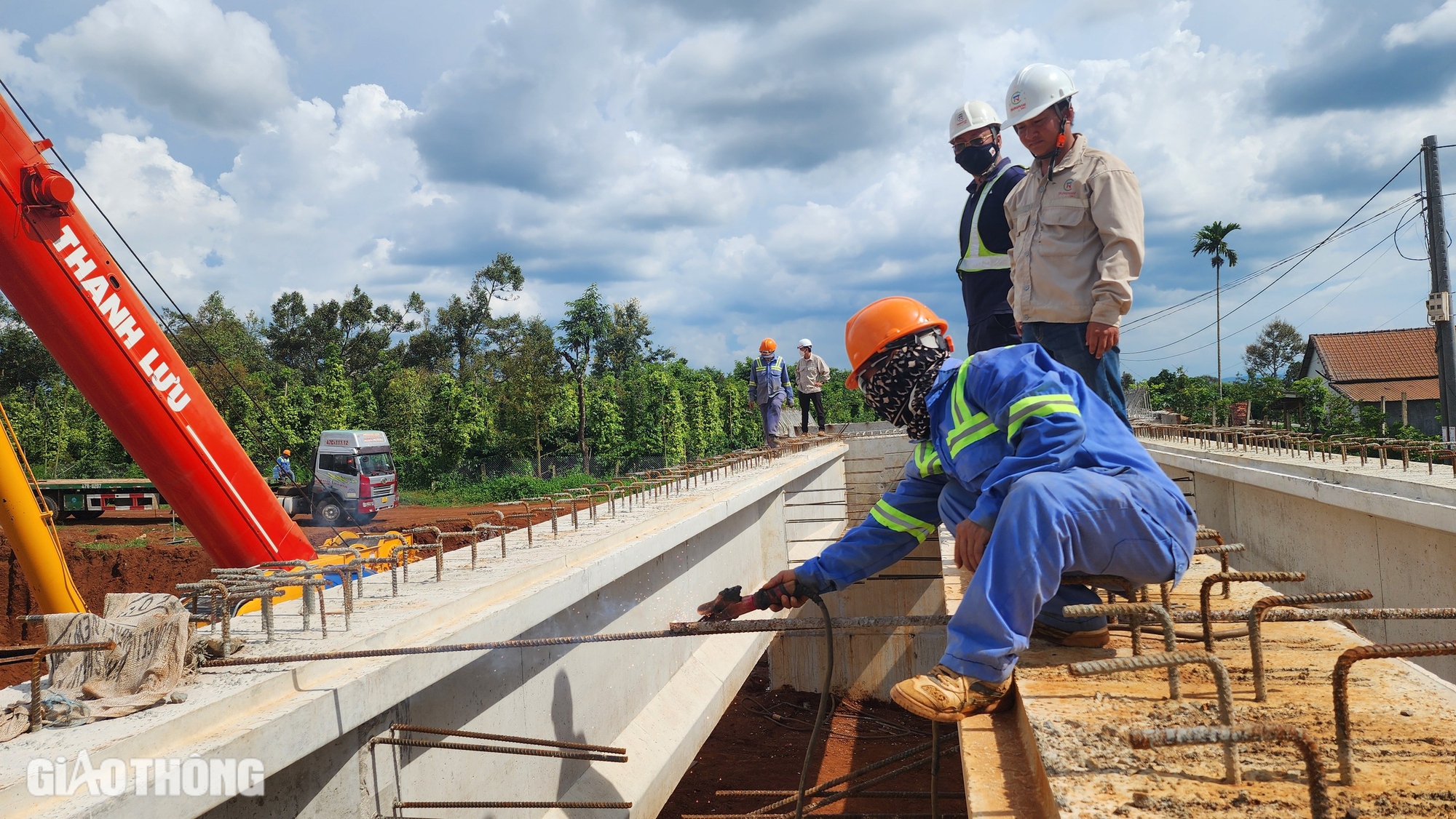 Tận thấy lao phiến dầm cầu đầu ti&ecirc;n tr&ecirc;n cao tốc Kh&aacute;nh H&ograve;a - Bu&ocirc;n Ma Thuột- Ảnh 7.