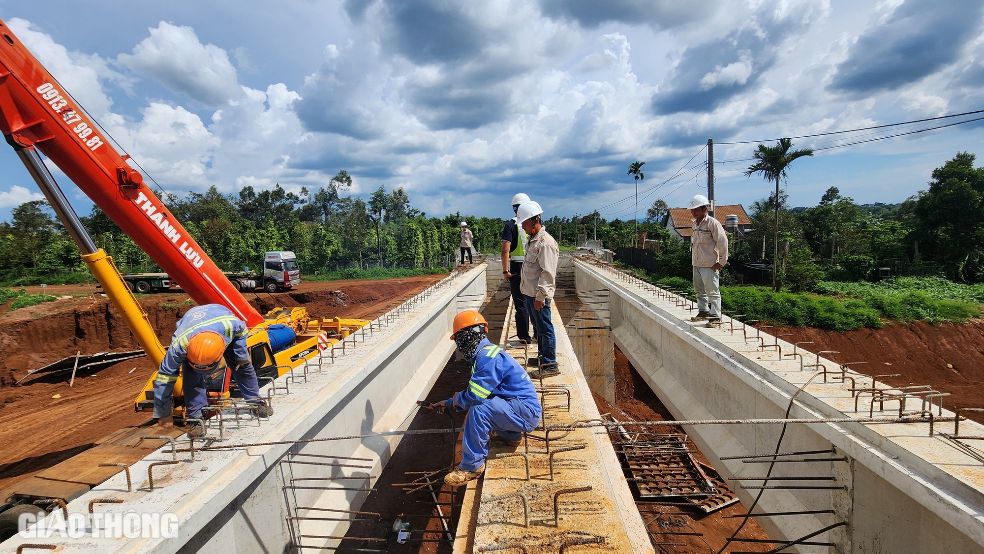 Tận thấy lao phiến dầm cầu đầu ti&ecirc;n tr&ecirc;n cao tốc Kh&aacute;nh H&ograve;a - Bu&ocirc;n Ma Thuột- Ảnh 6.