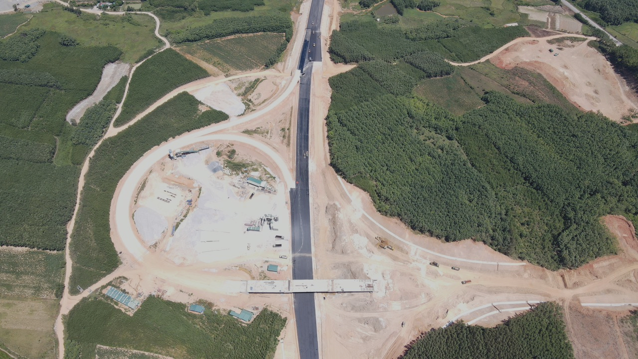 Hai n&uacute;t giao quan trọng kết nối TP Đồng Hới với cao tốc Bắc - Nam- Ảnh 2.