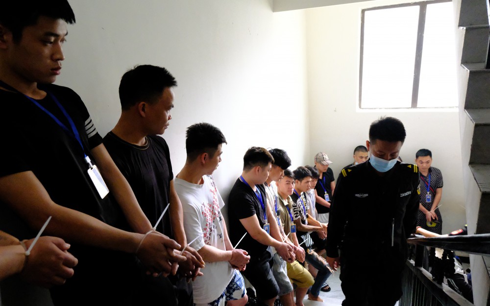 Hai kẻ lừa bán đá thiên thạch 100 triệu USD lĩnh án- Ảnh 2. Bốn giờ đột nhập khu Tam giác vàng bắt 155 đối tượng chuyên lừa đảo trên mạng