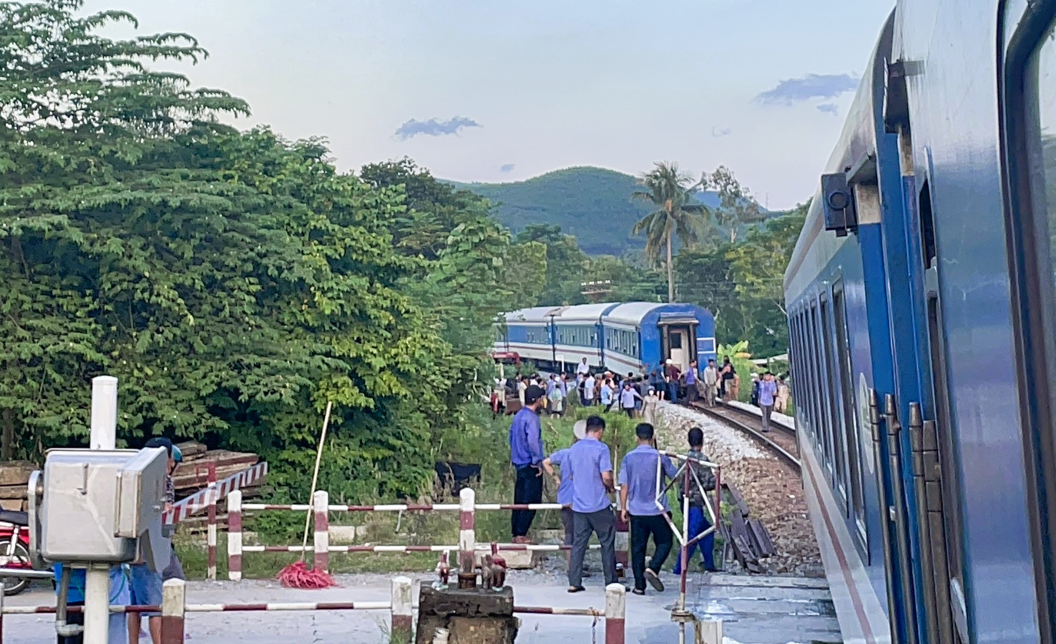 Đường sắt Bắc - Nam th&ocirc;ng tuyến sau sự cố t&agrave;u SE2 trật b&aacute;nh ở Thừa Thi&ecirc;n - Huế- Ảnh 1.