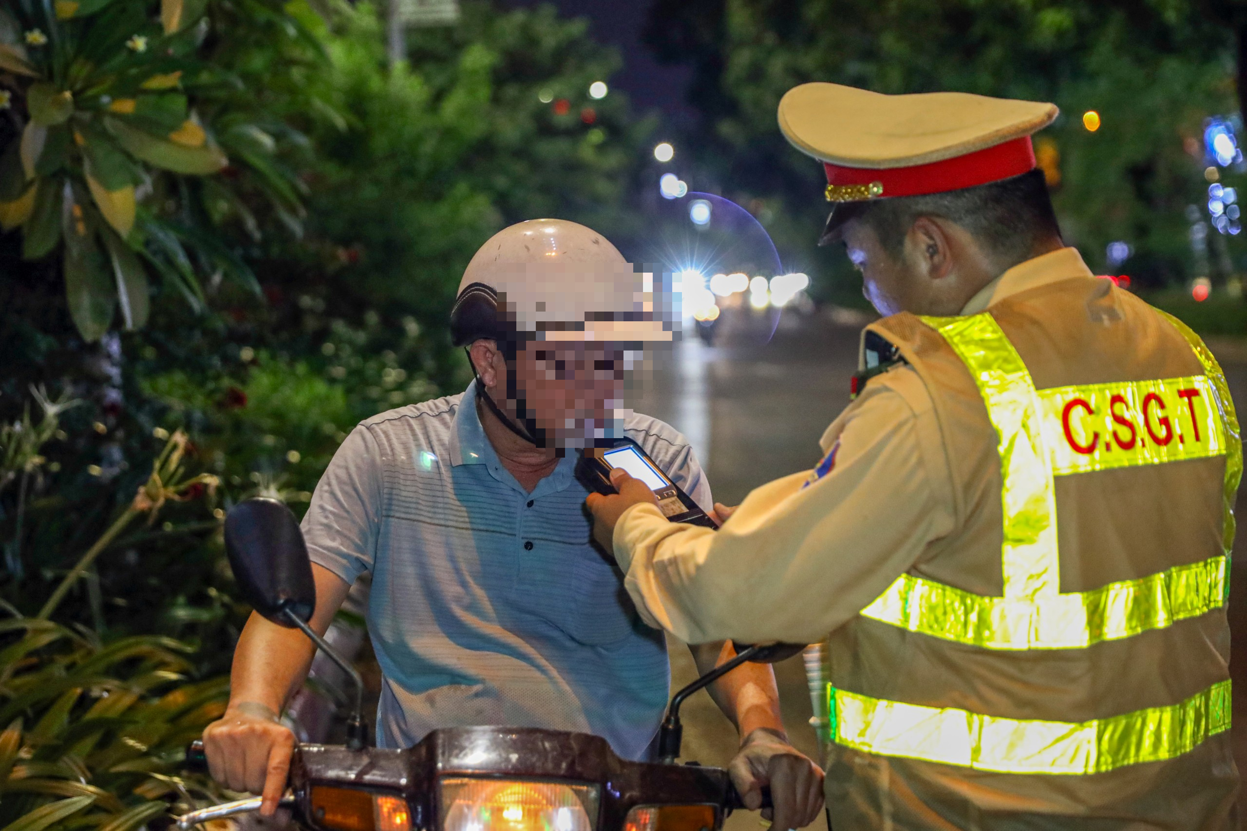 CSGT đo nồng độ cồn về đ&ecirc;m, h&agrave;ng loạt t&agrave;i xế xe m&aacute;y d&iacute;nh phạt- Ảnh 2.