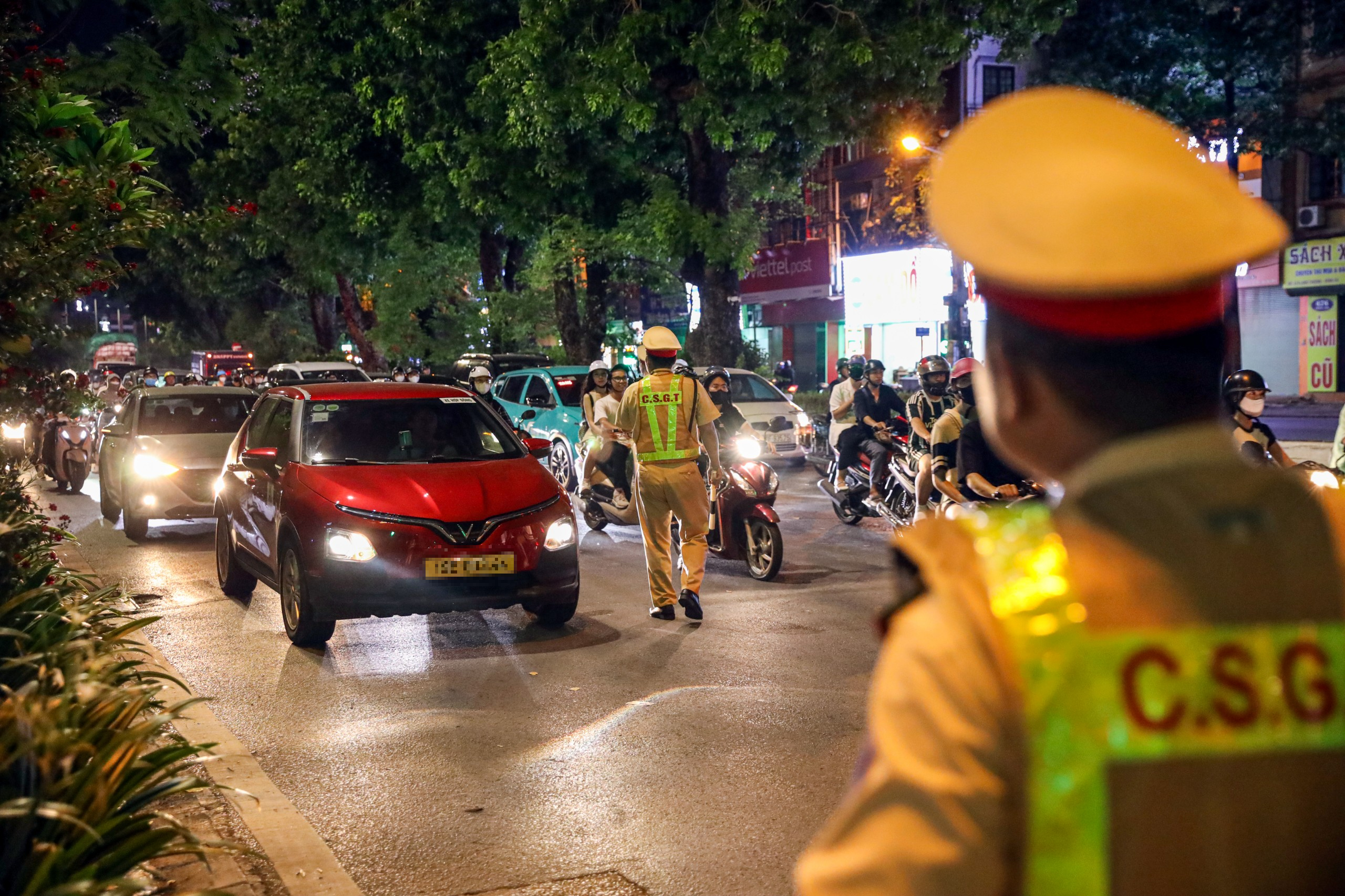 CSGT đo nồng độ cồn về đ&ecirc;m, h&agrave;ng loạt t&agrave;i xế xe m&aacute;y d&iacute;nh phạt- Ảnh 3.