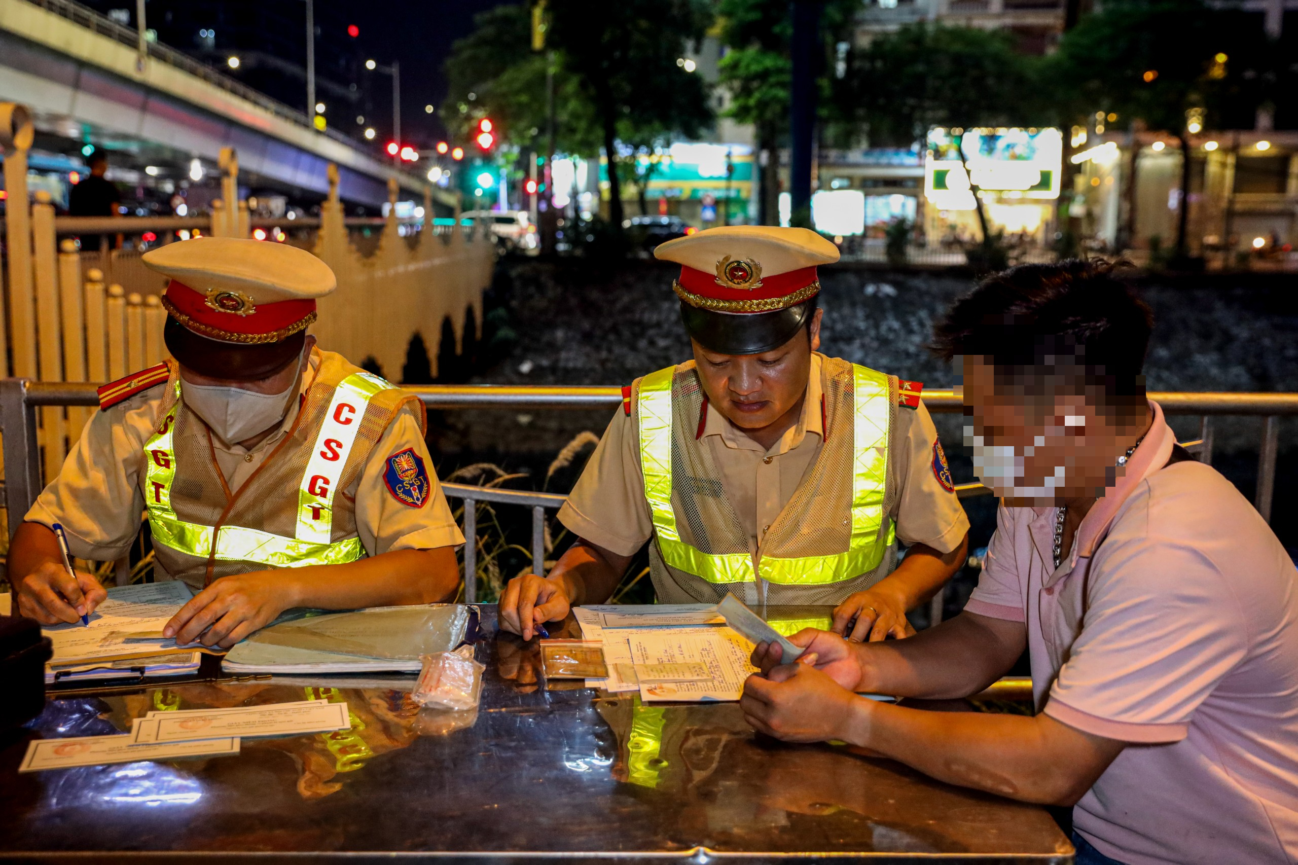 CSGT đo nồng độ cồn về đ&ecirc;m, h&agrave;ng loạt t&agrave;i xế xe m&aacute;y d&iacute;nh phạt- Ảnh 5.