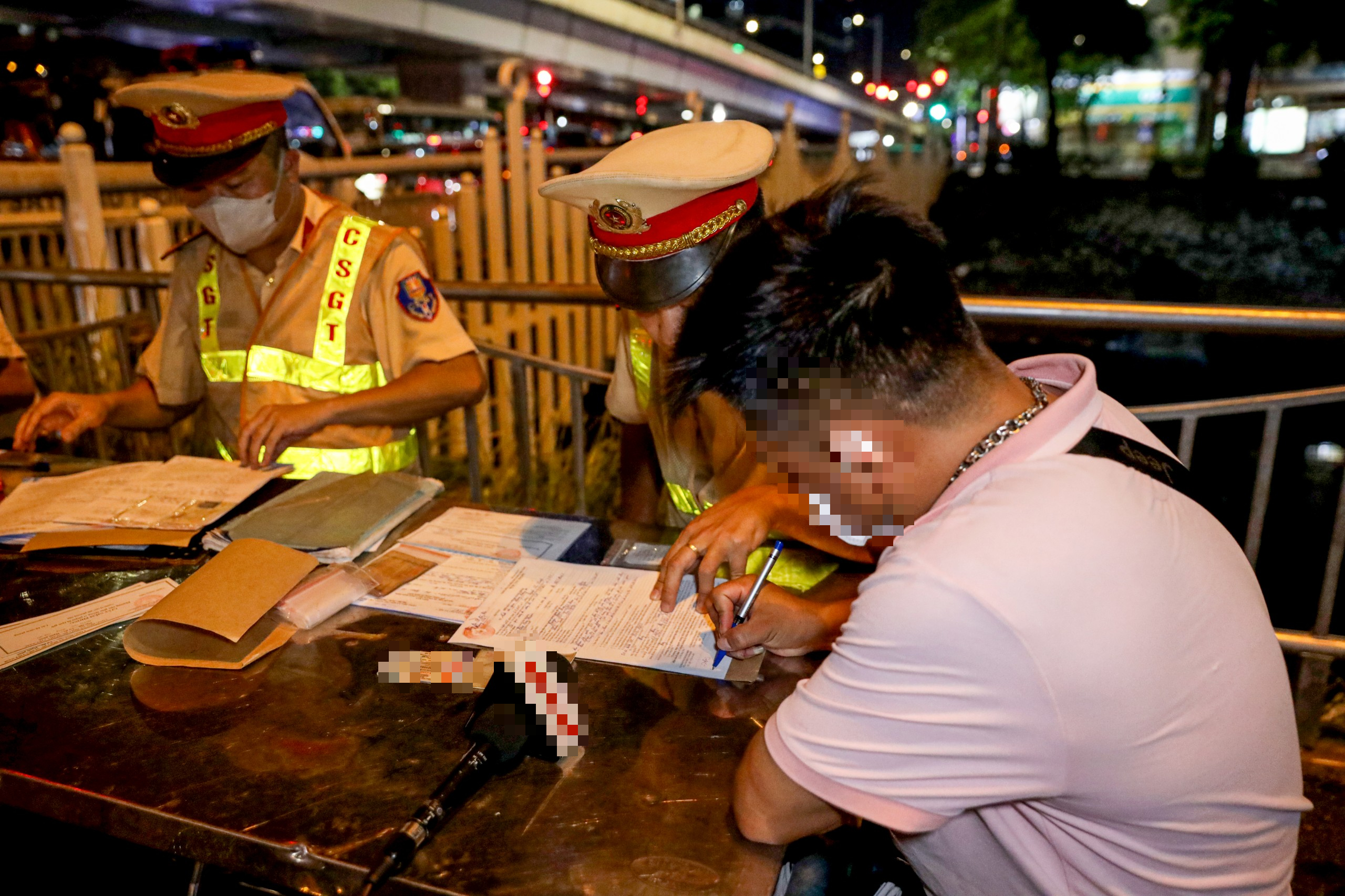 CSGT đo nồng độ cồn về đ&ecirc;m, h&agrave;ng loạt t&agrave;i xế xe m&aacute;y d&iacute;nh phạt- Ảnh 6.