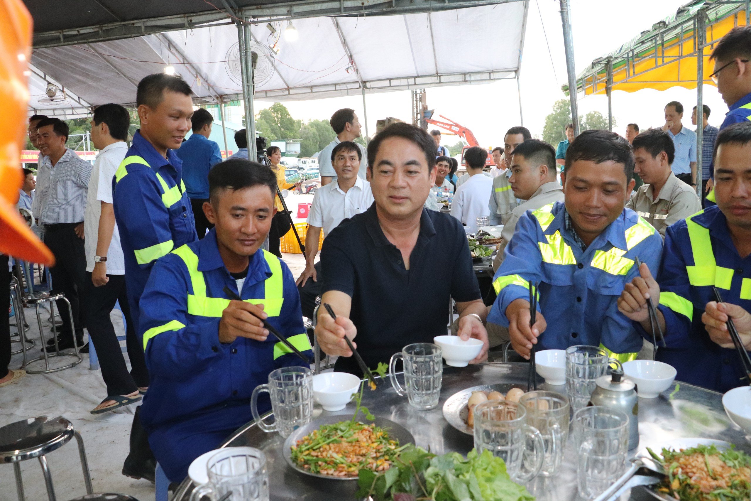 B&iacute; thư Hậu Giang ăn cơm c&ugrave;ng c&ocirc;ng nh&acirc;n tr&ecirc;n c&ocirc;ng trường cao tốc- Ảnh 4.