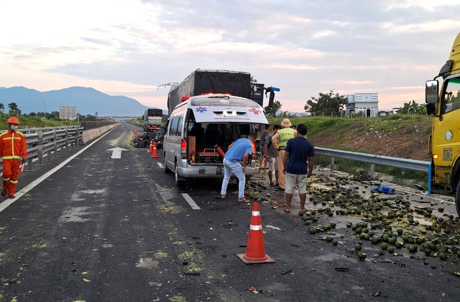 Tai nạn li&ecirc;n ho&agrave;n tr&ecirc;n cao tốc Vĩnh Hảo - Phan Thiết, 2 người bị thương- Ảnh 1.