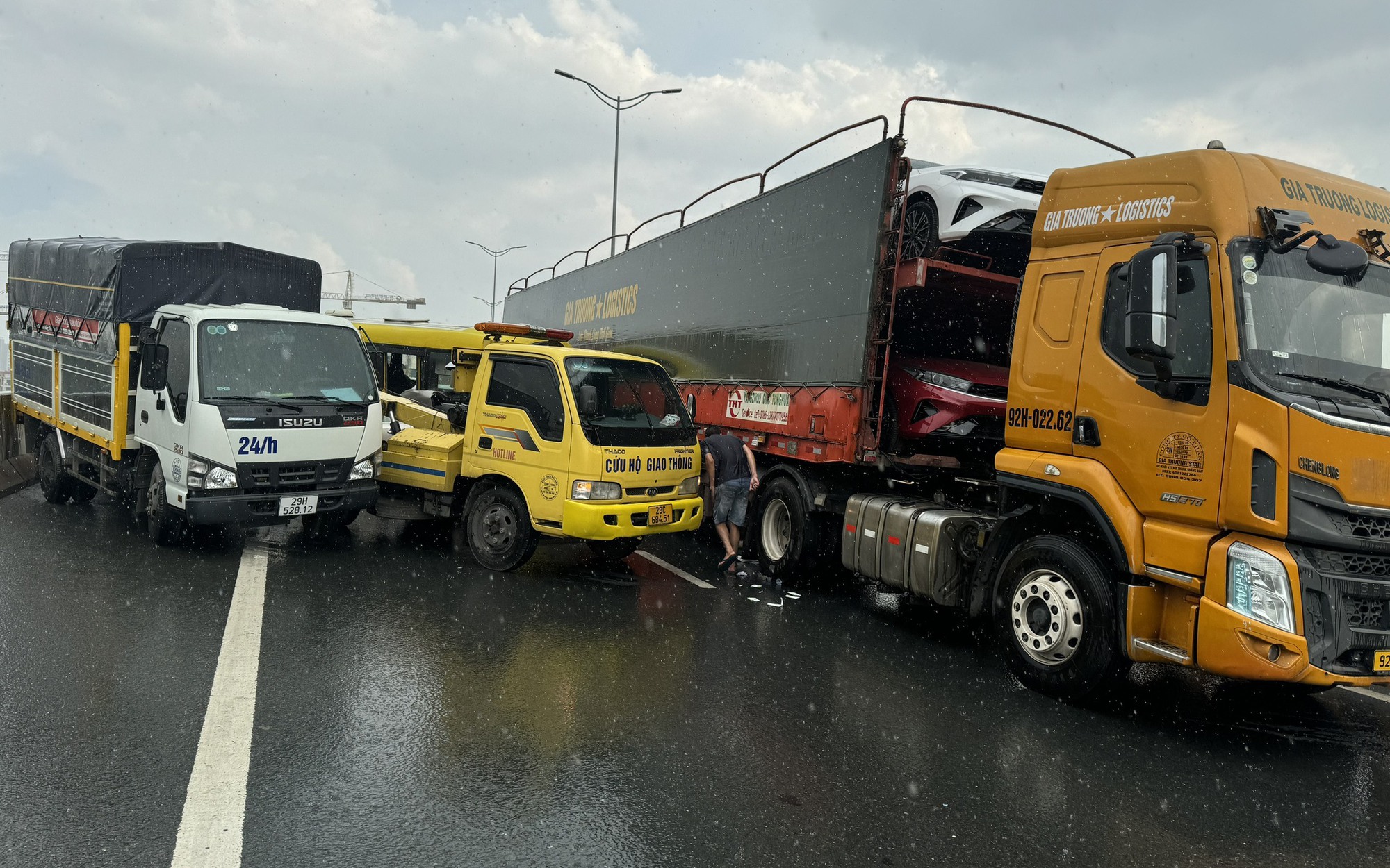 Tai nạn li&ecirc;n ho&agrave;n &ocirc; t&ocirc;, đường V&agrave;nh đai 3 tạm thời cấm xe l&ecirc;n ở một số đoạn