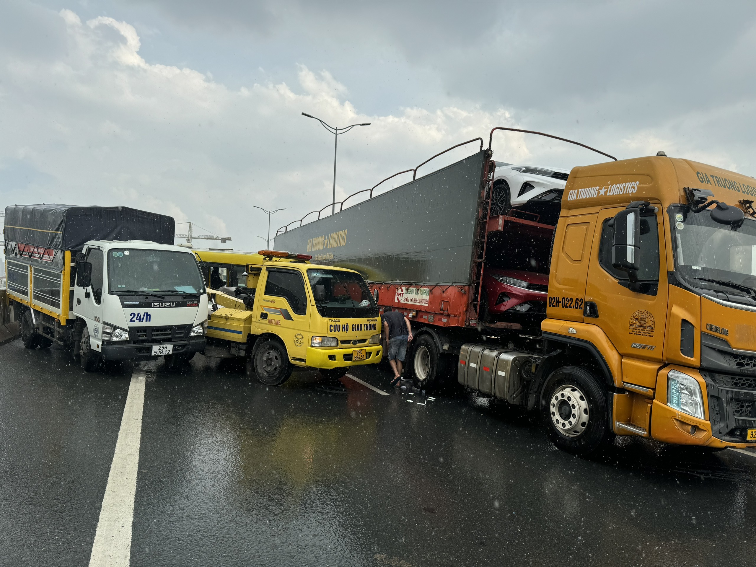 Tai nạn li&ecirc;n ho&agrave;n &ocirc; t&ocirc;, đường V&agrave;nh đai 3 tạm thời cấm xe l&ecirc;n ở một số đoạn- Ảnh 1.